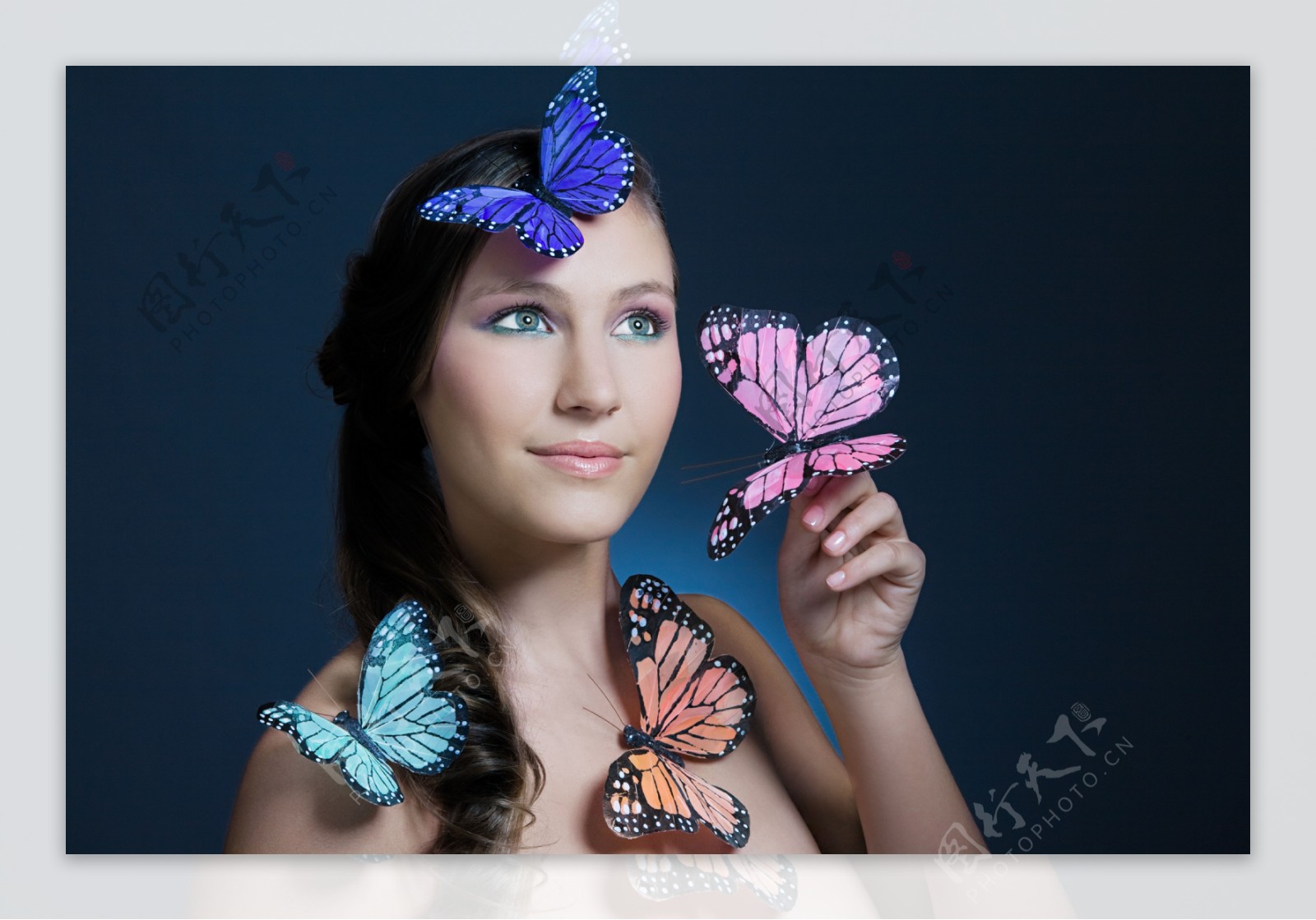 身上落满蝴蝶的蓝眼睛女孩图片图片