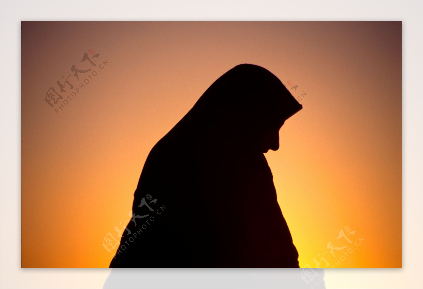 夕阳下的伊斯兰教教徒图片