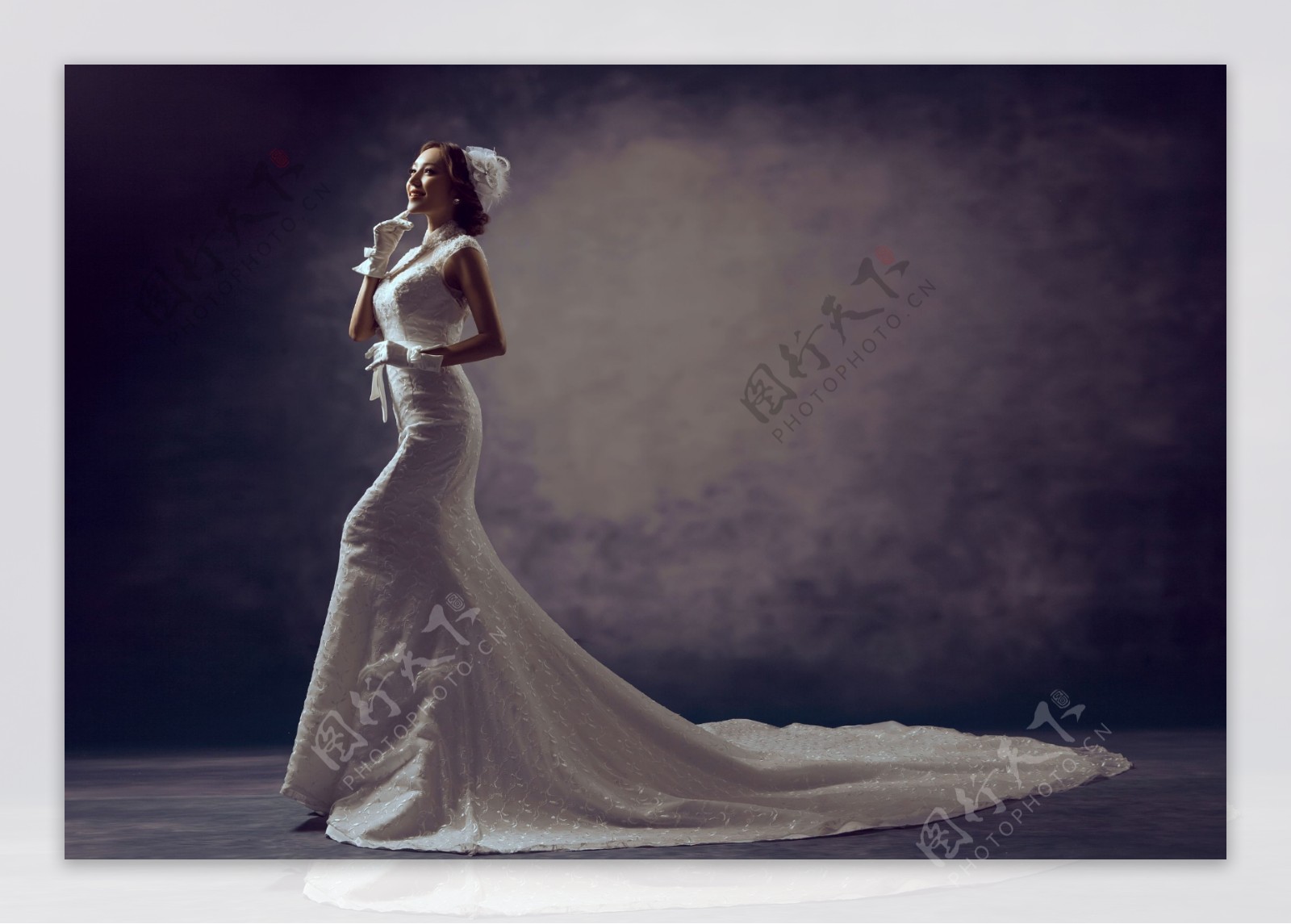 白色托尾婚纱裙新娘图片