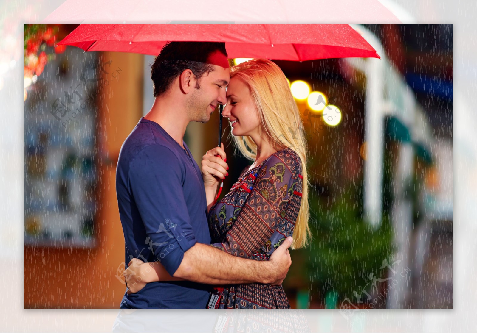 打着雨伞的情侣图片