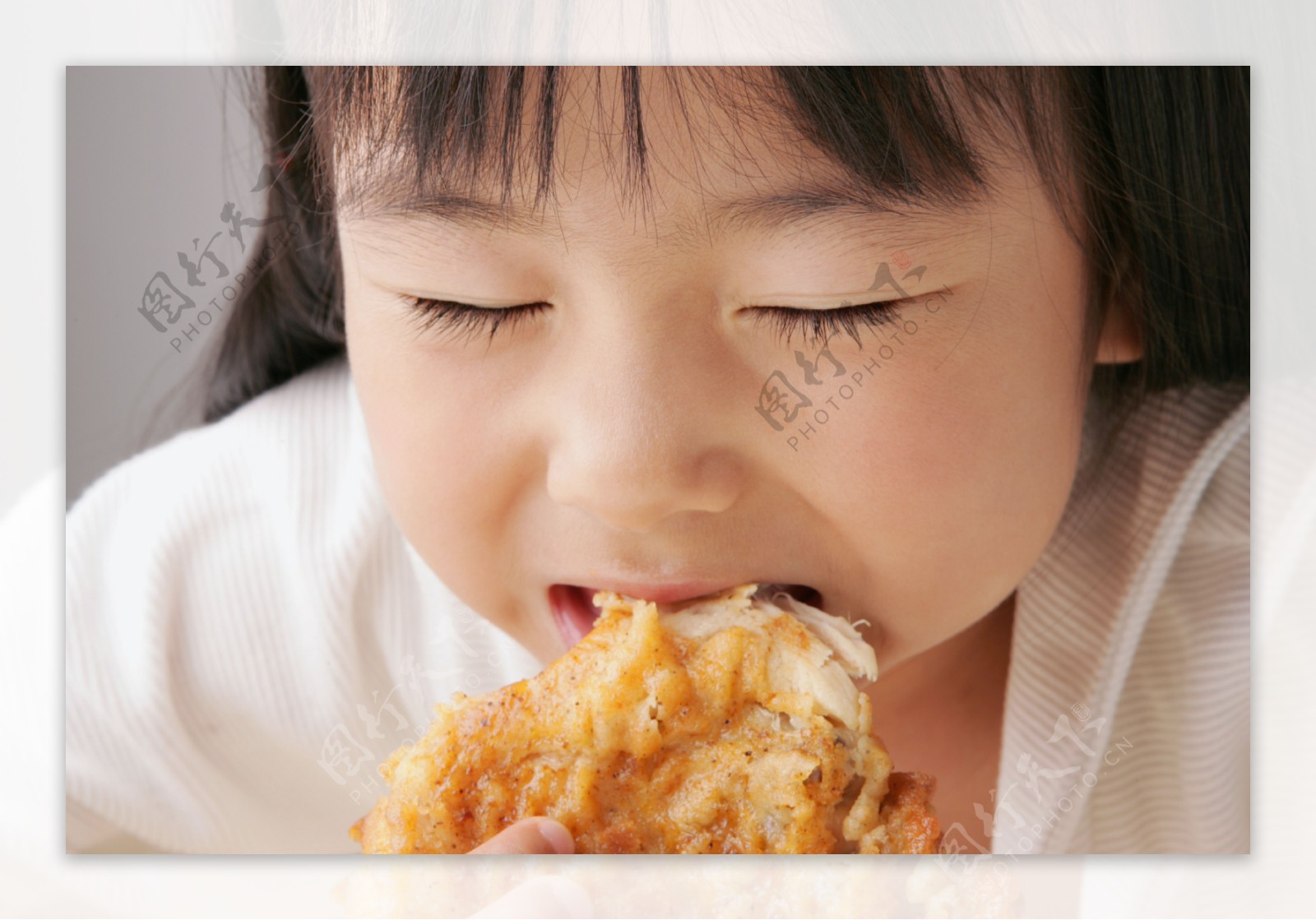 享受美味食物的儿童图片