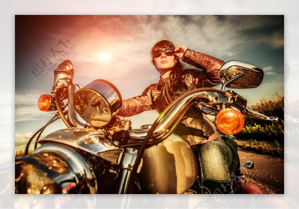 戴墨镜骑摩托车的女人图片