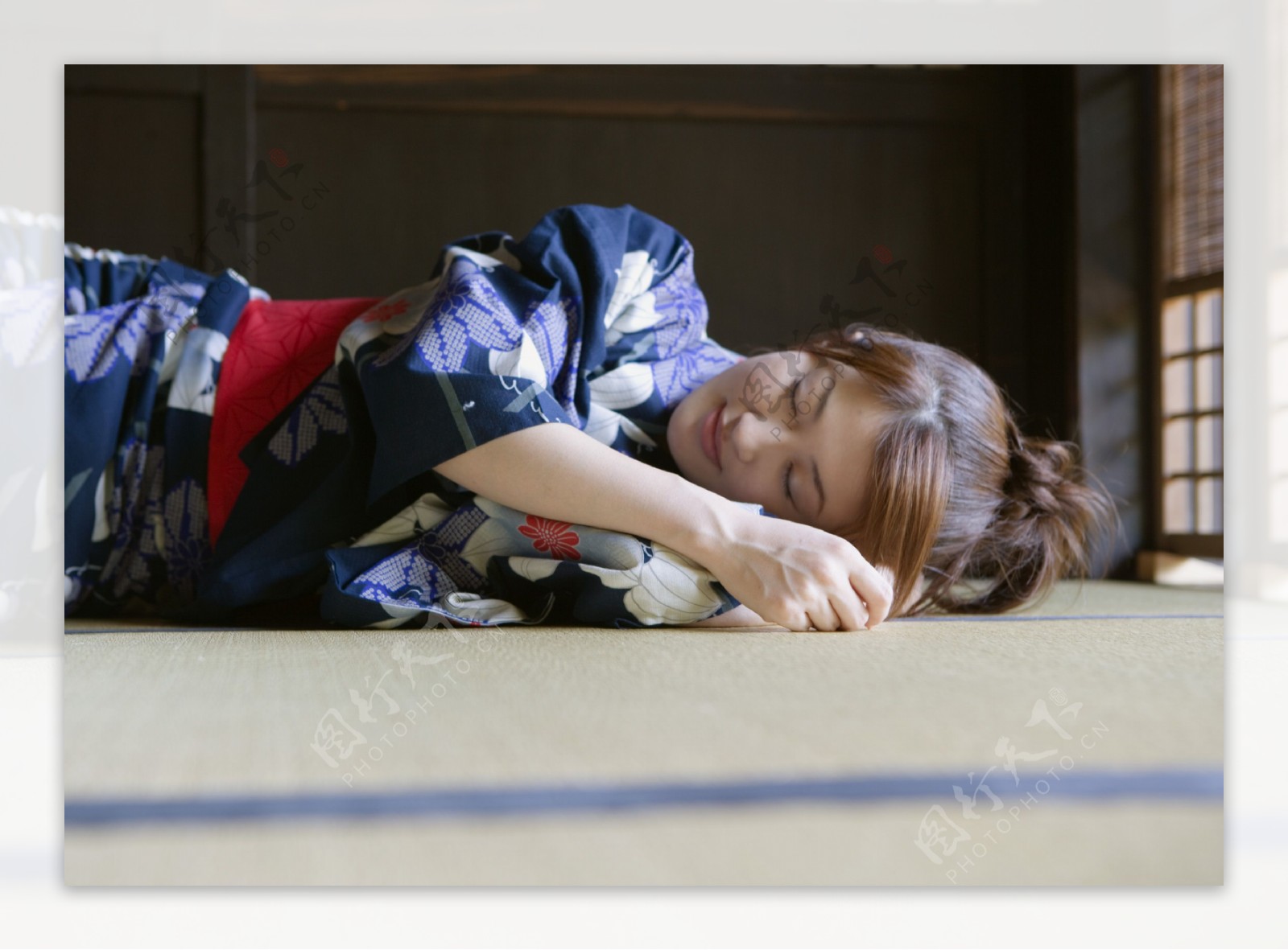 躺着的日本美女图片