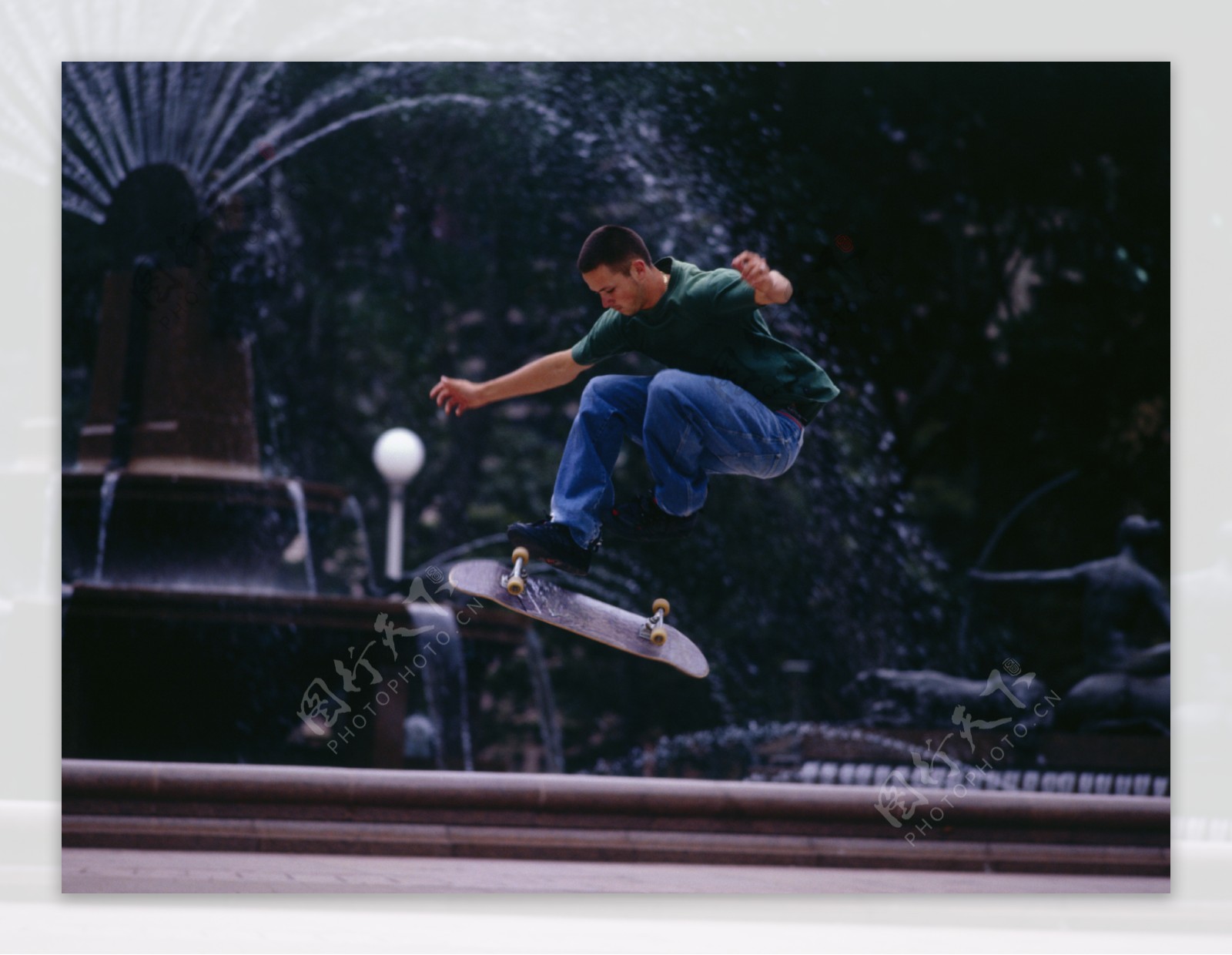 滑板青年男生图片