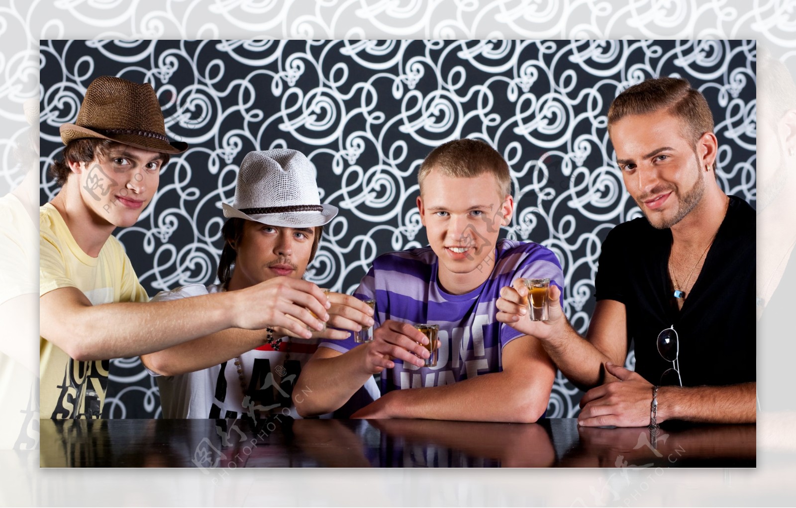 在酒吧喝酒的外国年轻男人图片