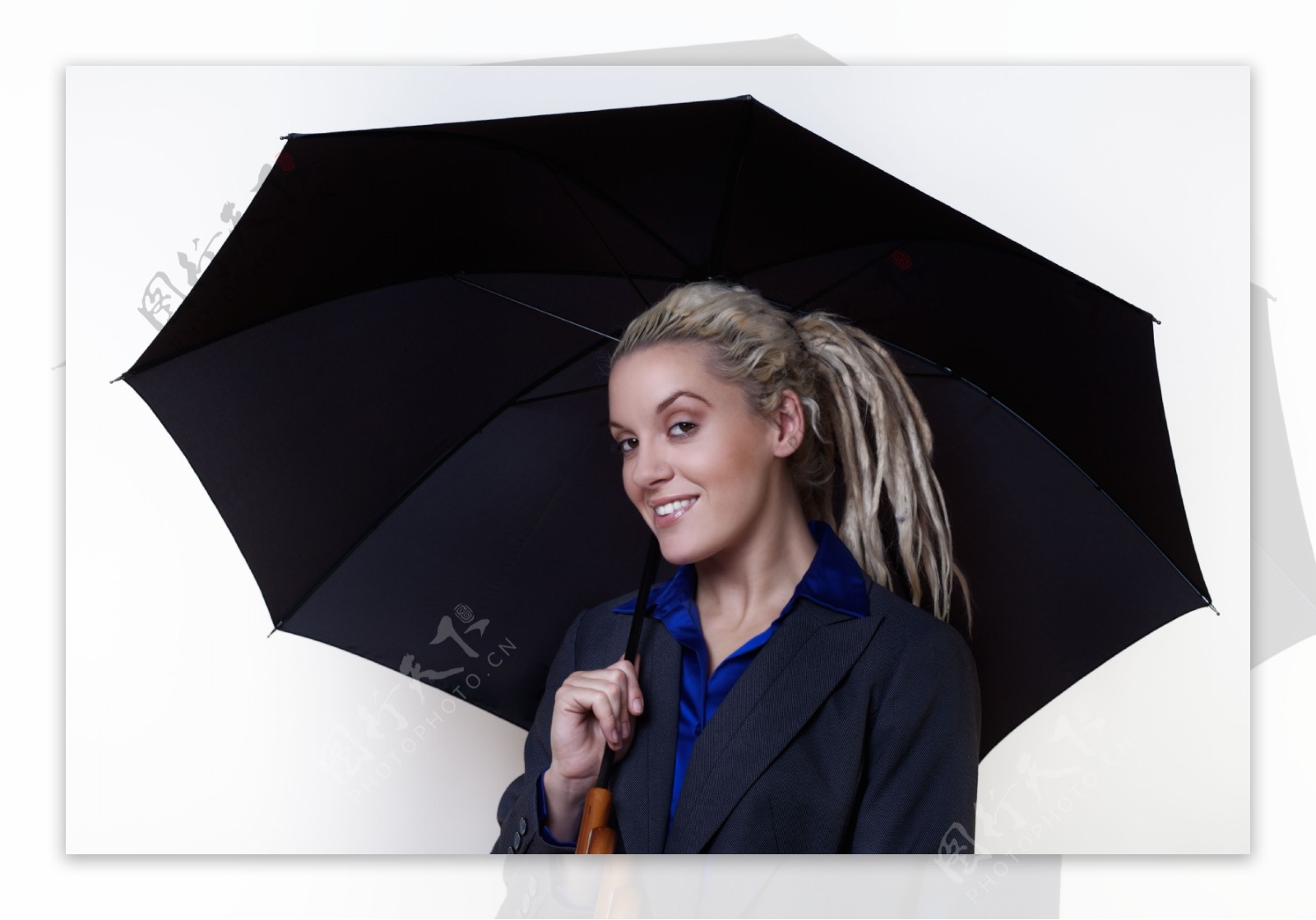 撑黑色的伞的女人图片