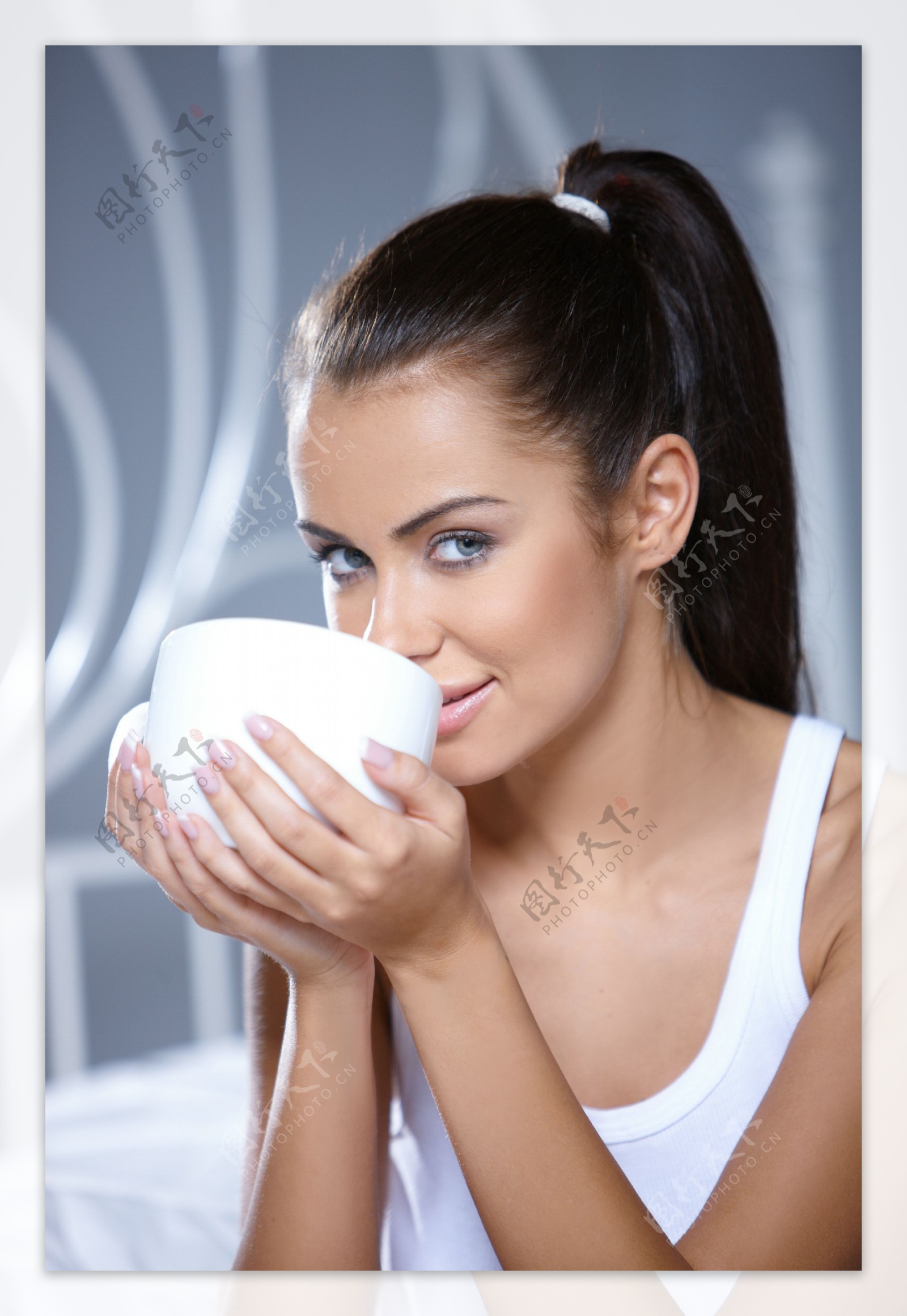 双手托起咖啡杯的女人图片