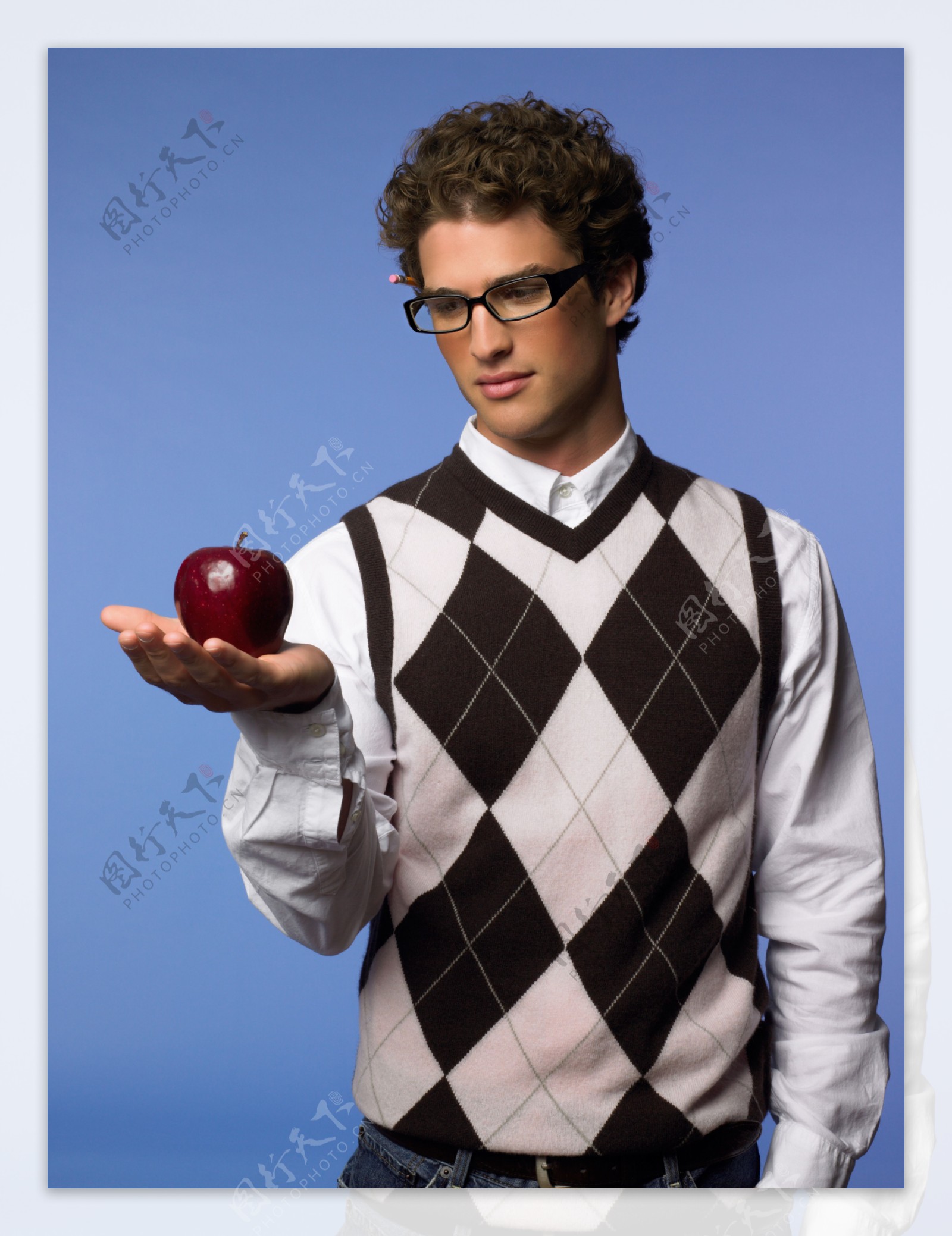 手拿苹果的男生图片