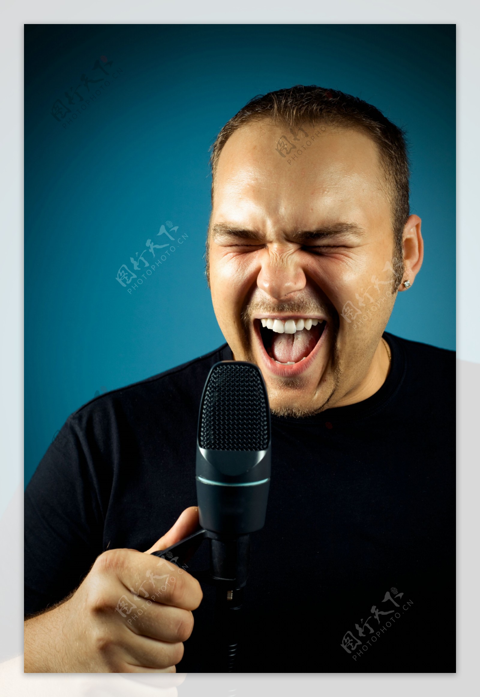 唱歌的男性图片