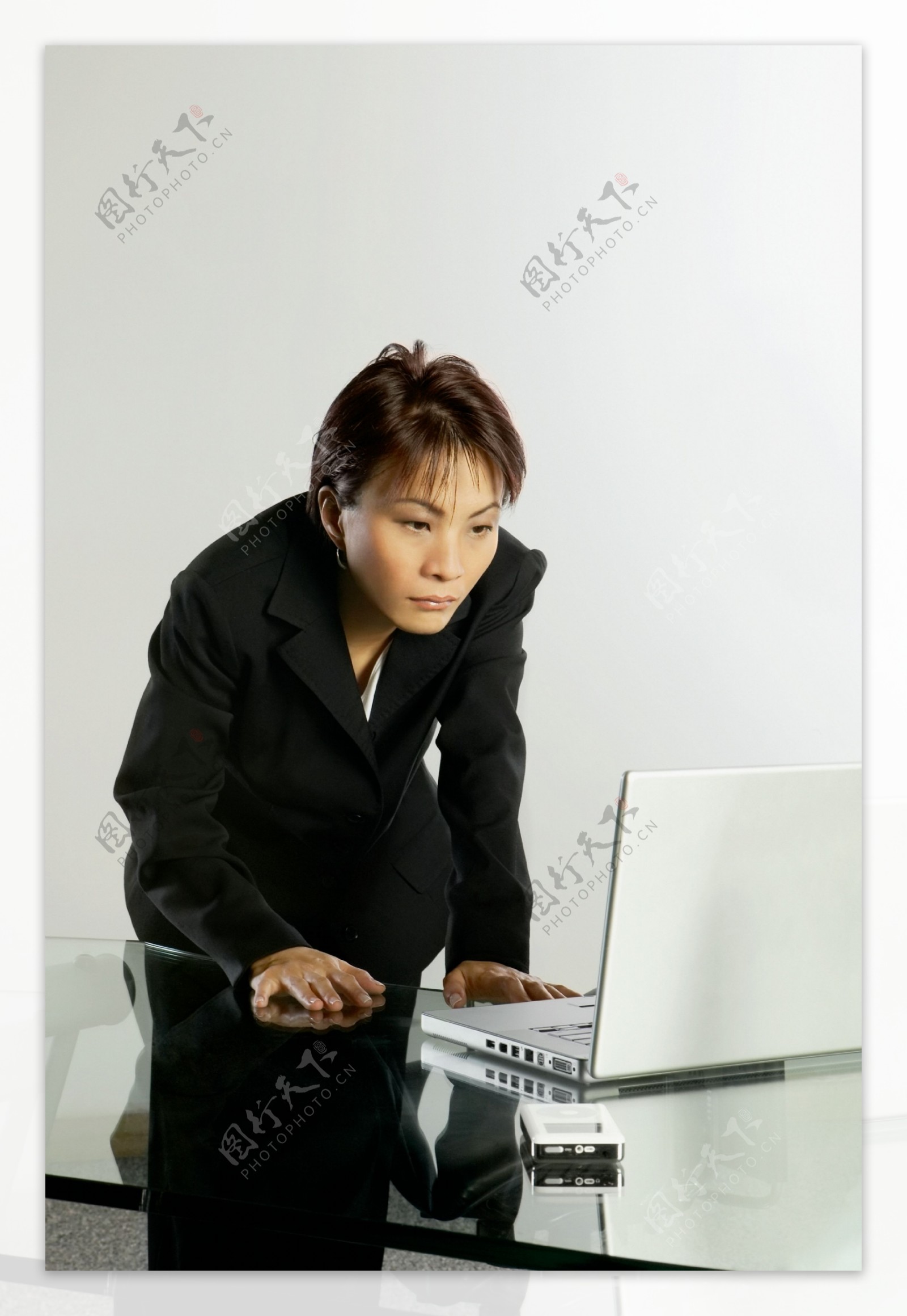 操作电脑的商务女性图片