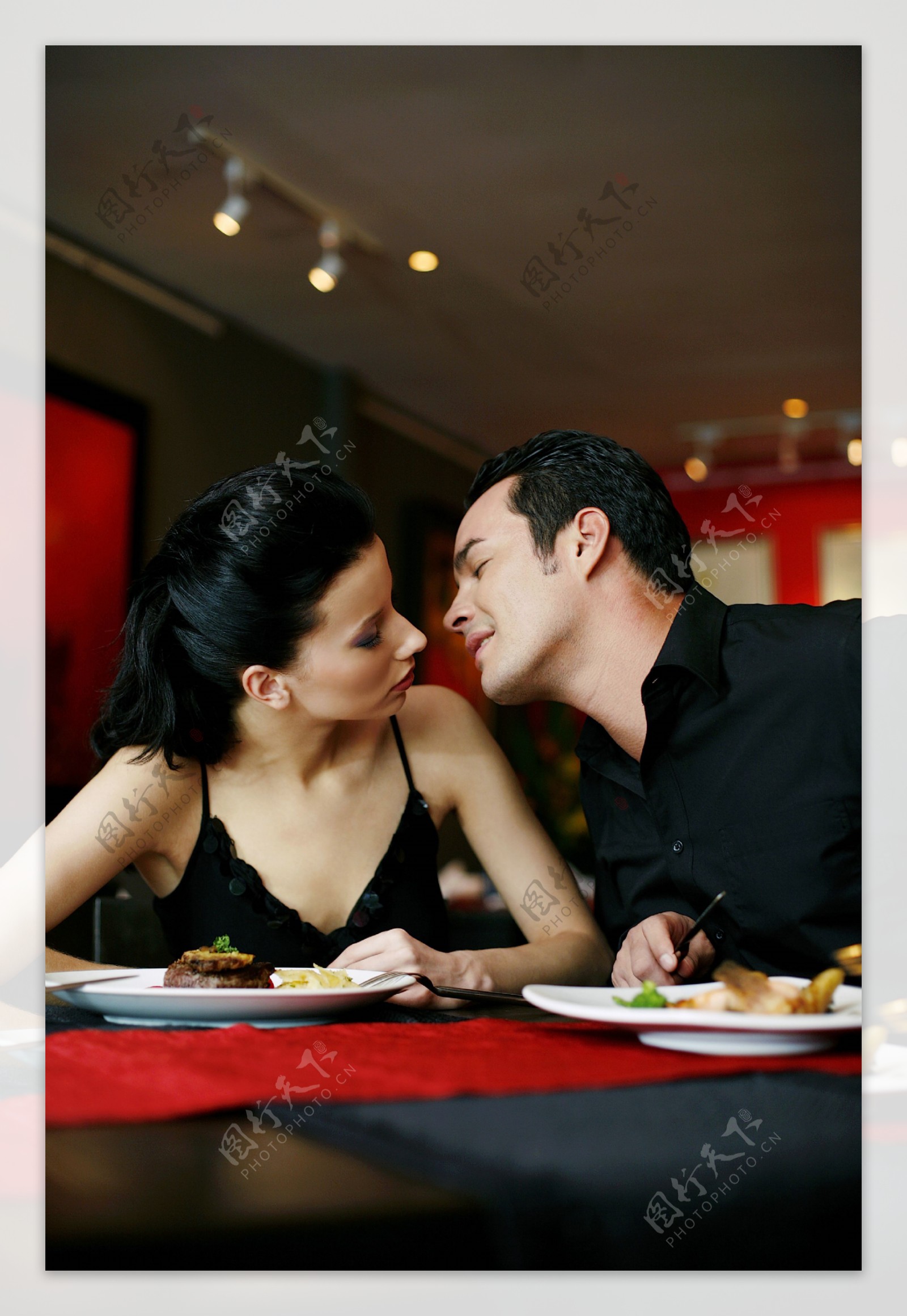 亲吻情侣与美食图片