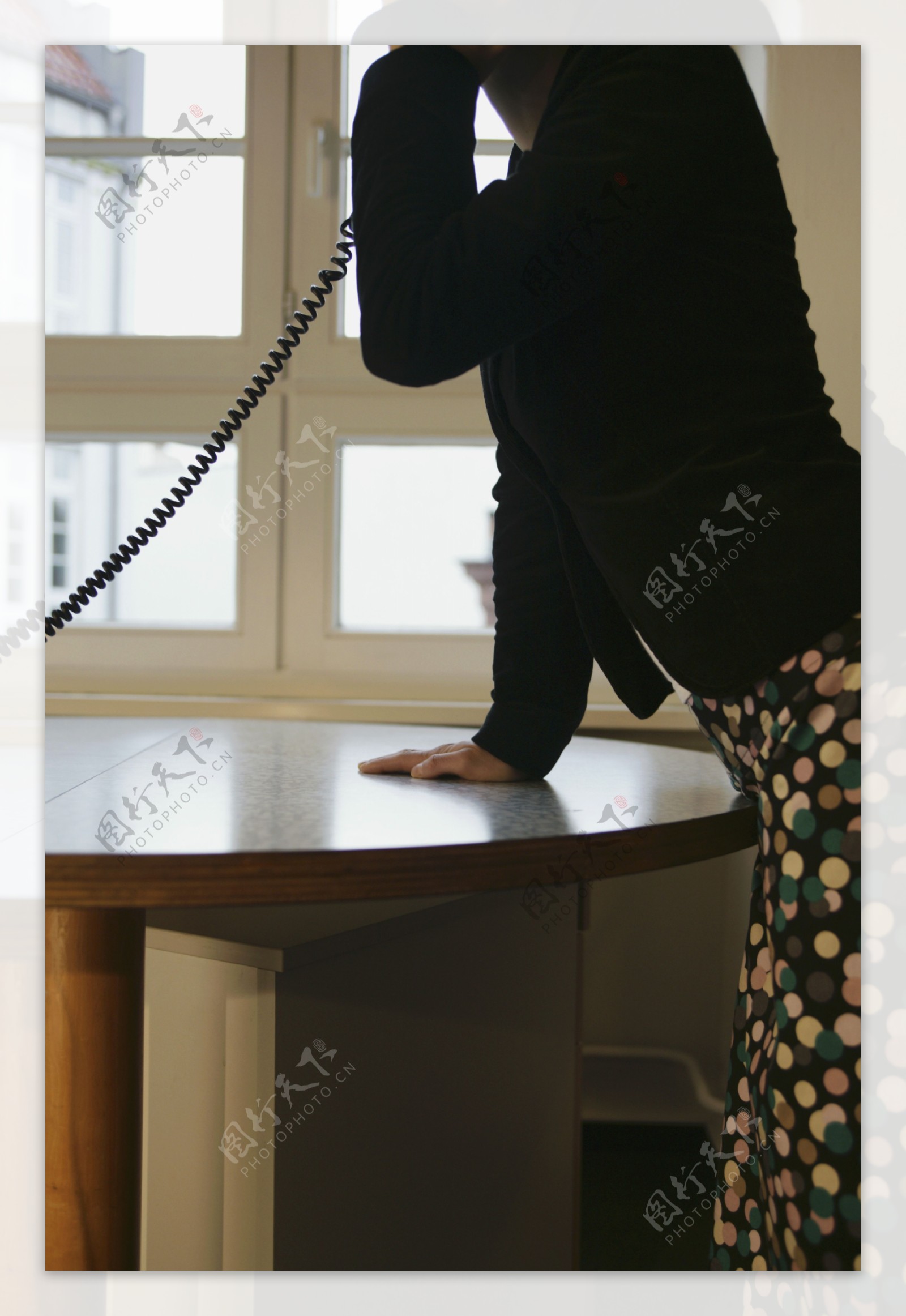 正在接电话的女人图片