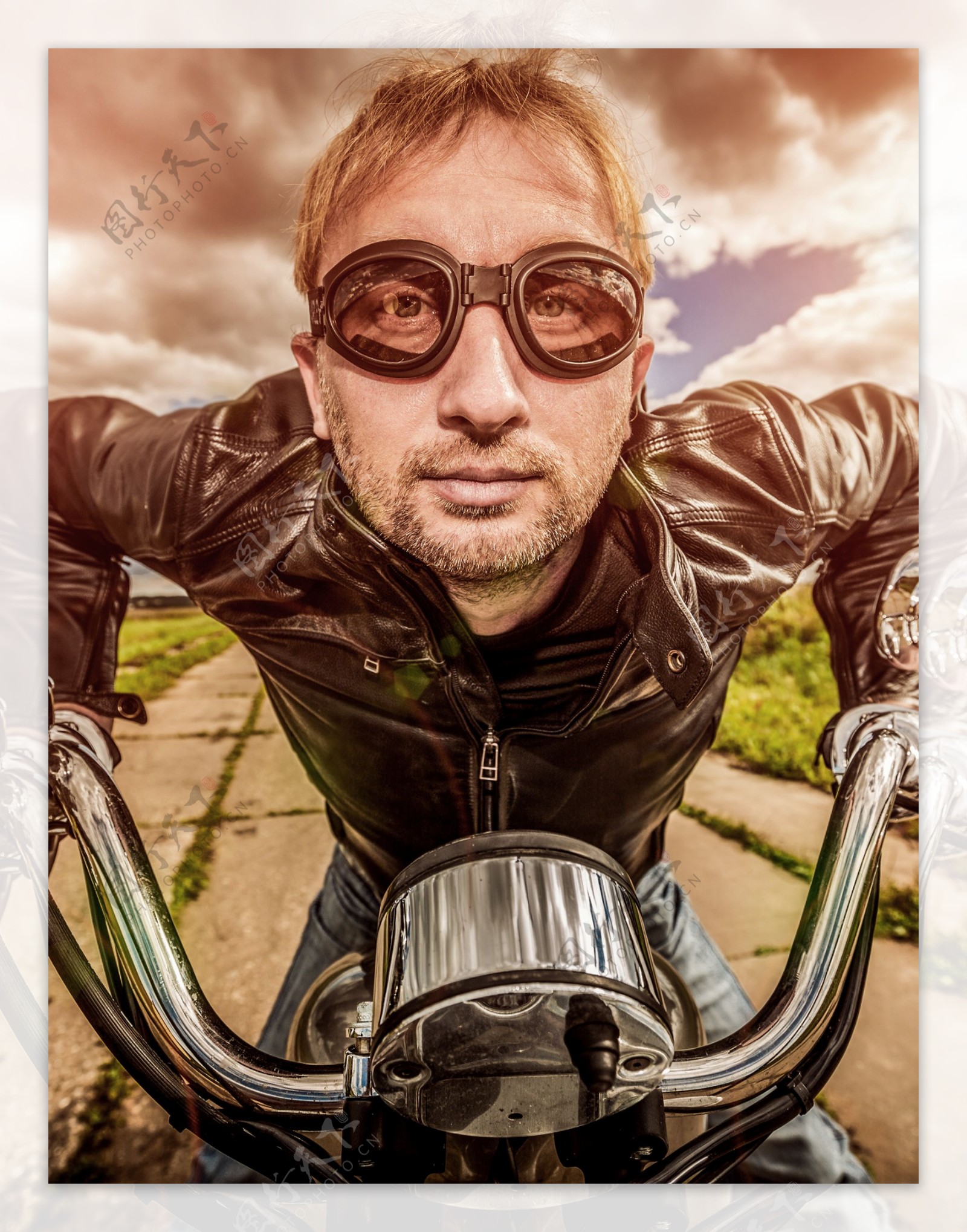 骑摩托的男子图片