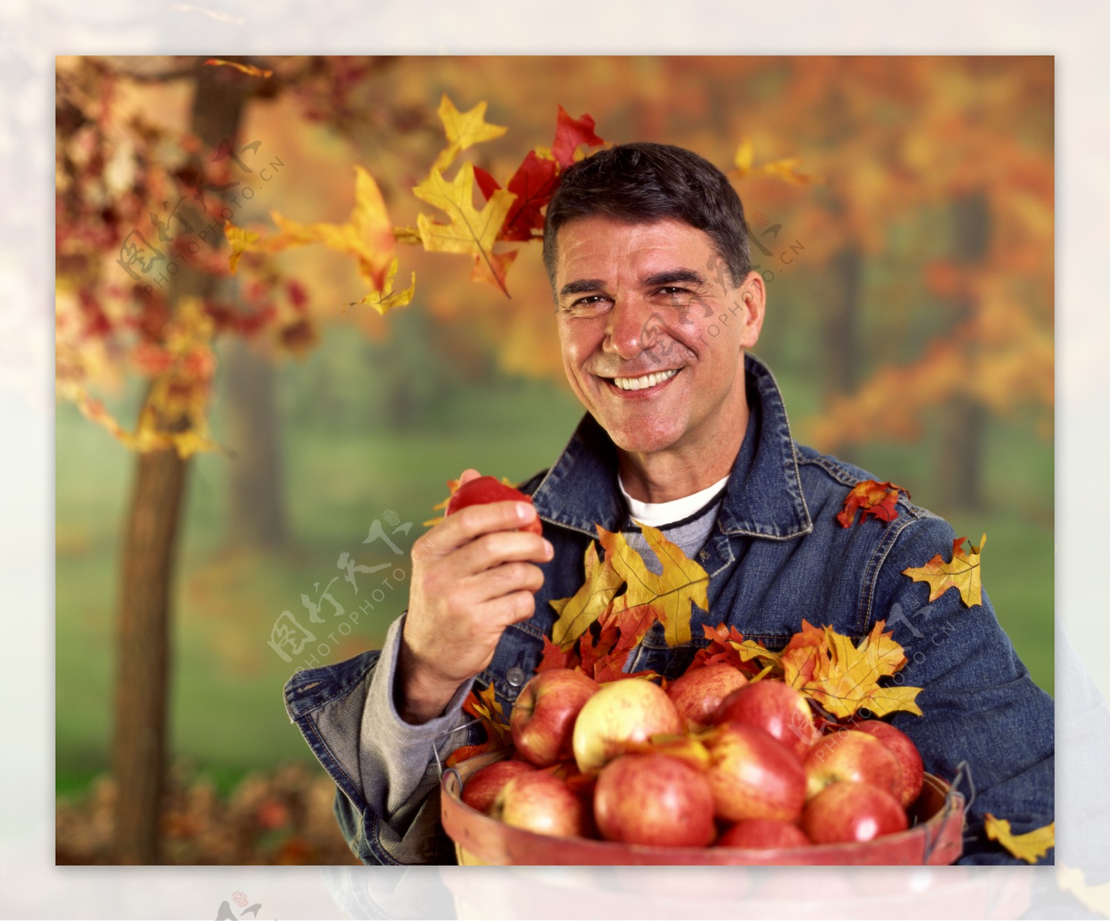 端着苹果的男人图片