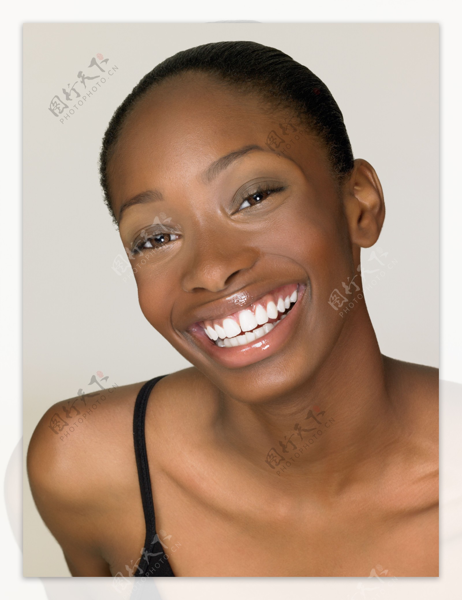开心笑容的黑人女性图片