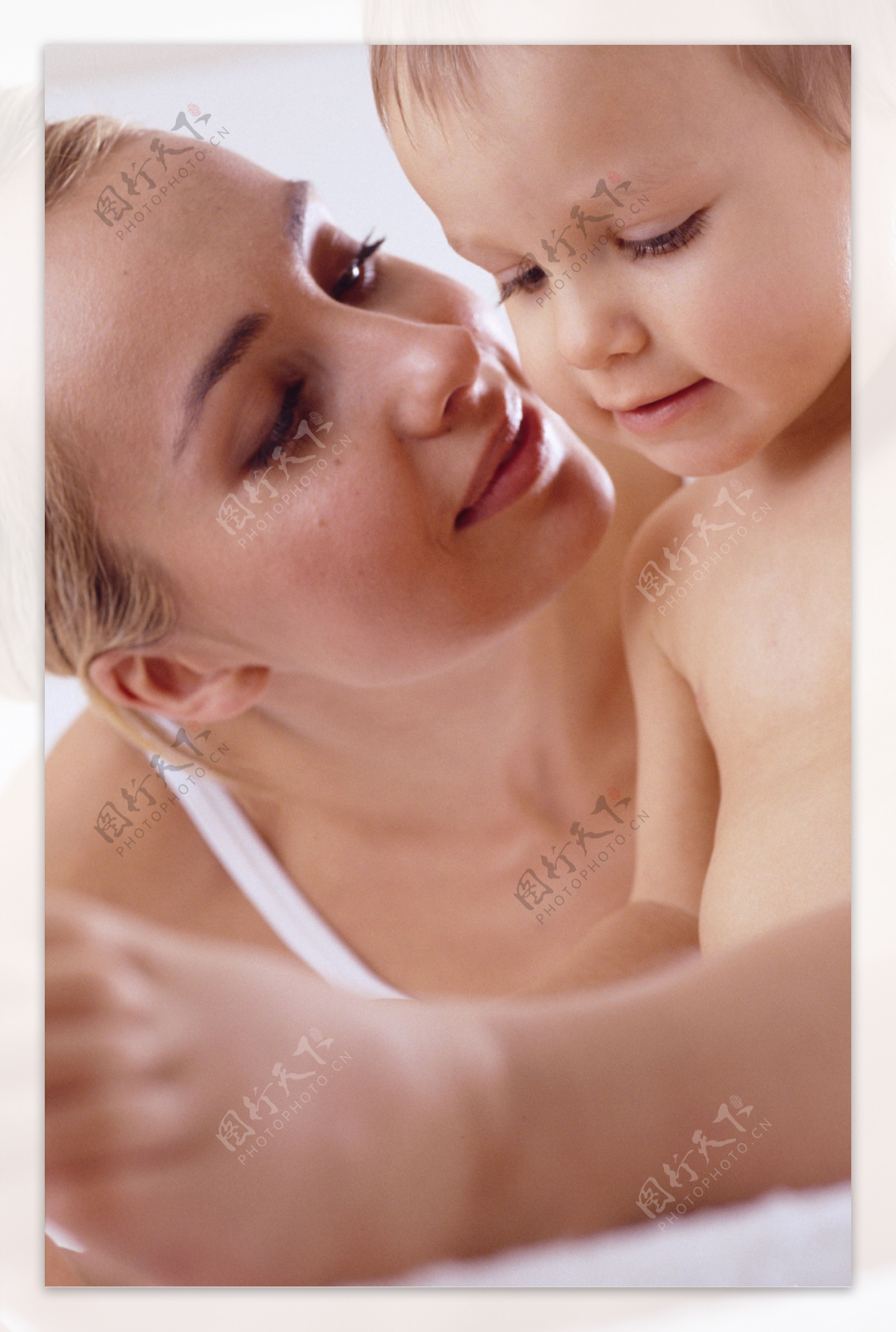 母亲亲吻可爱儿童图片