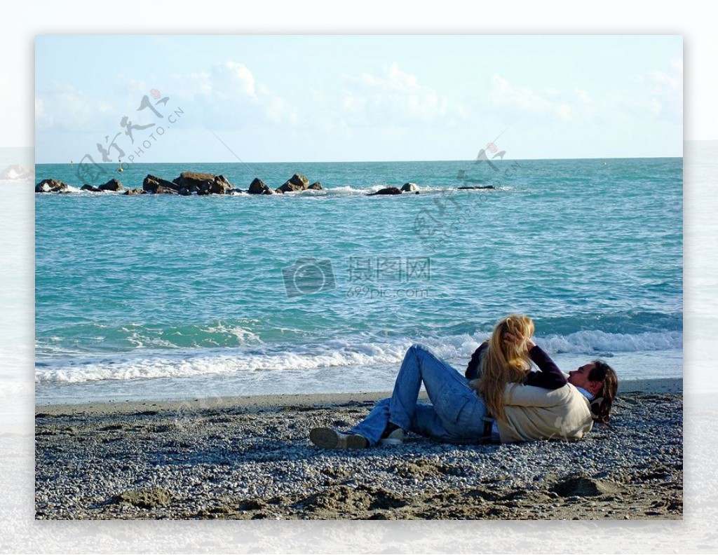 沙滩上相依偎的情侣