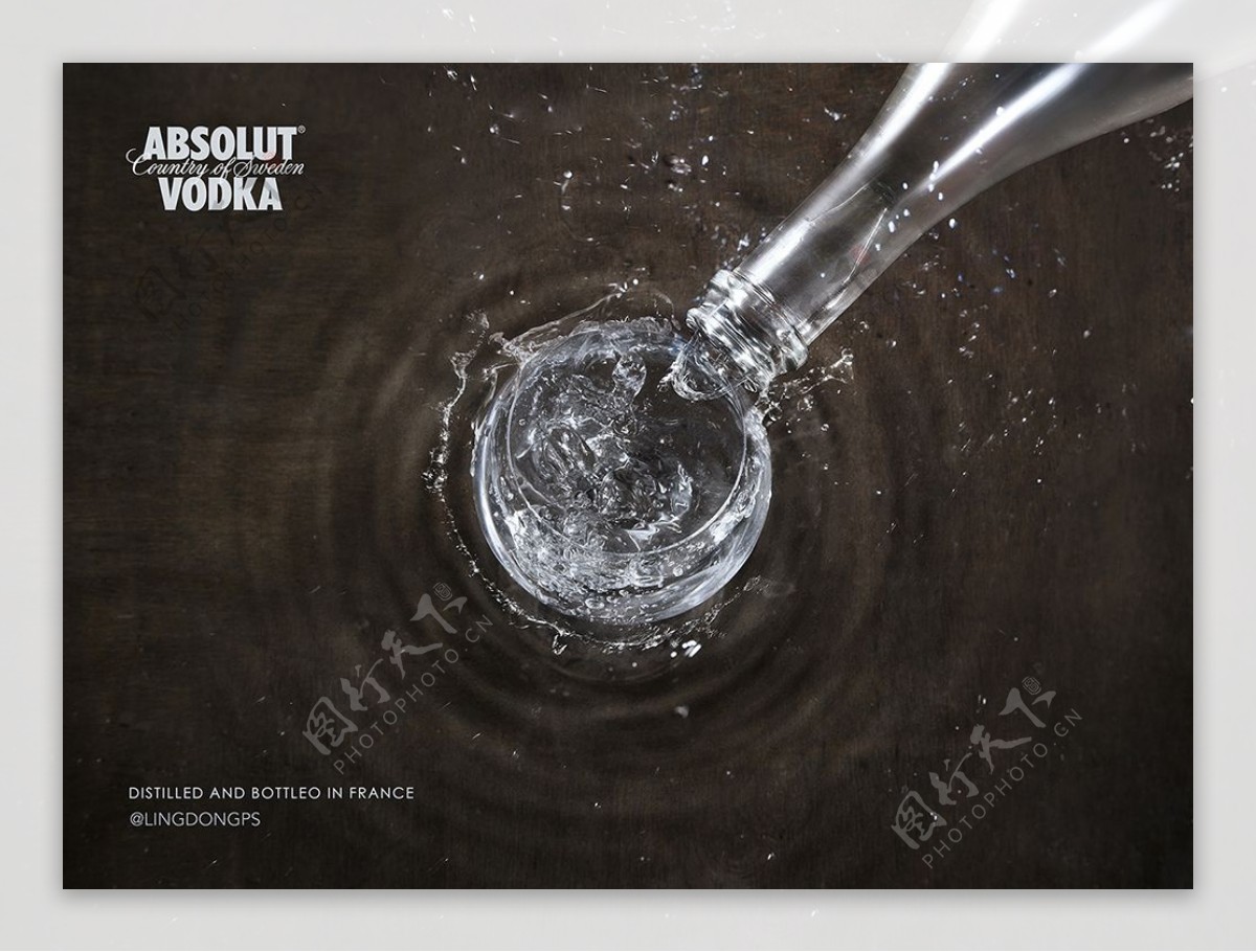 飞溅的水的创意广告图