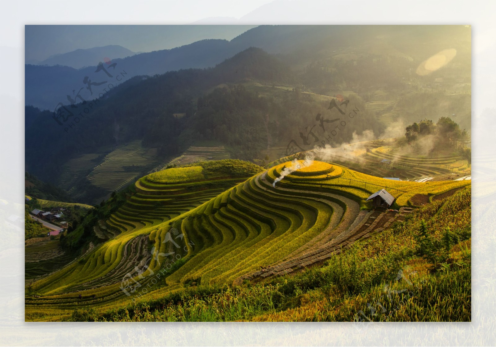 大山中的梯田图片