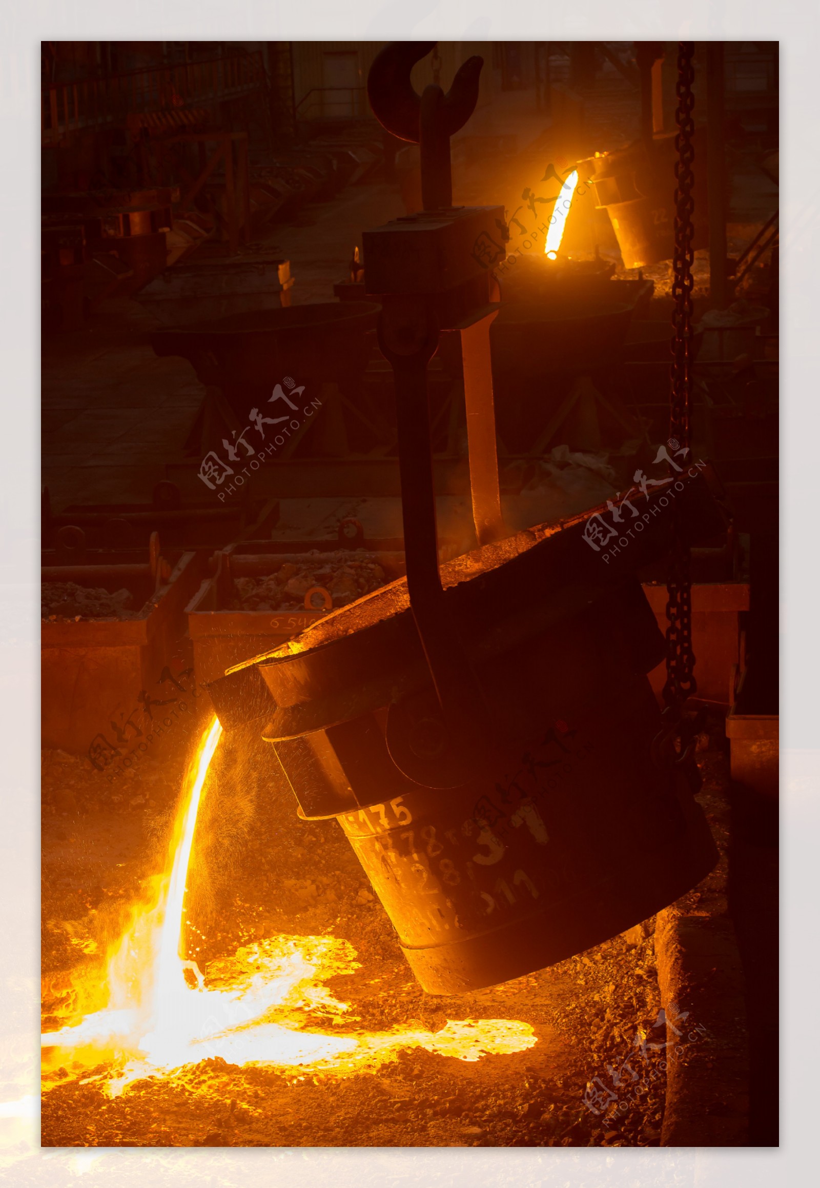 炼钢炉铁水图片