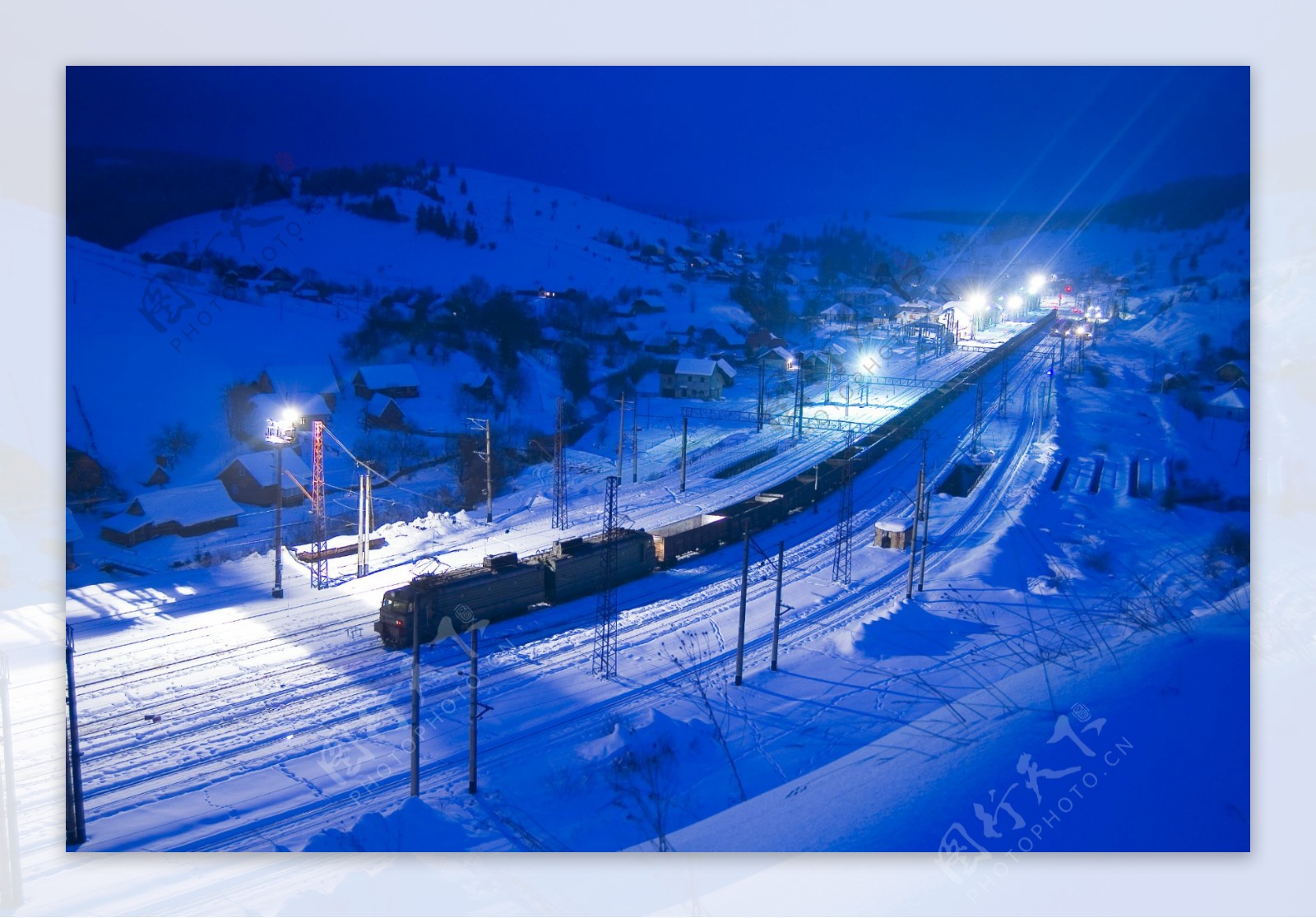 雪地上行驶的火车图片