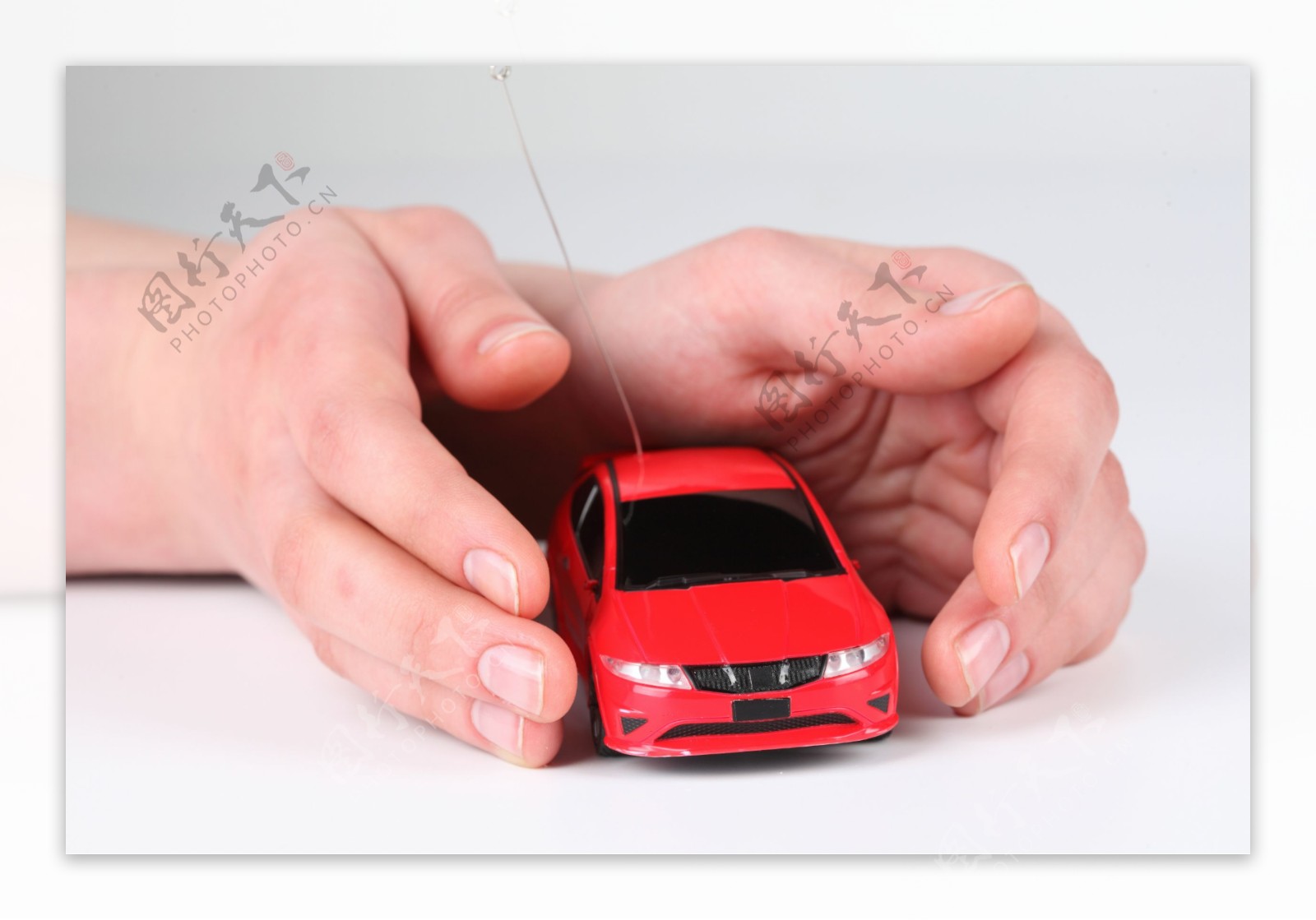 双手捧住的玩具汽车图片