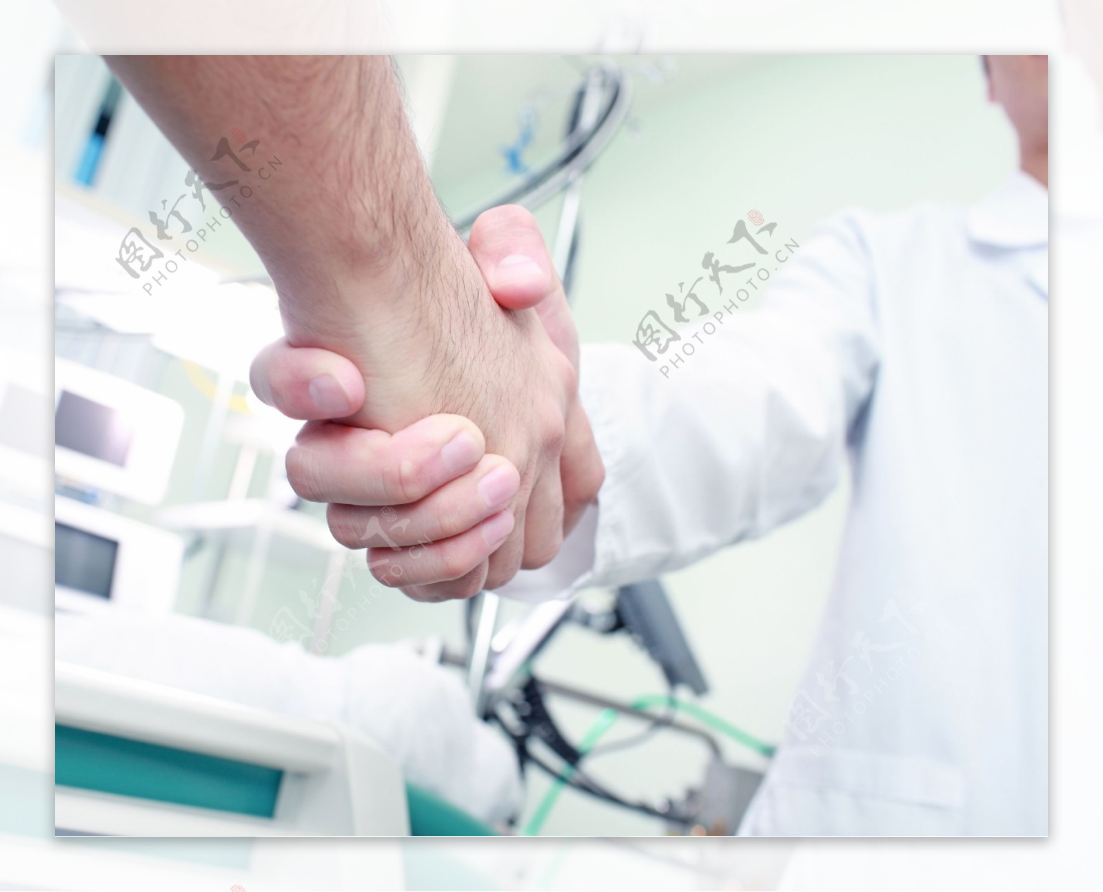 和病人握手的医生图片
