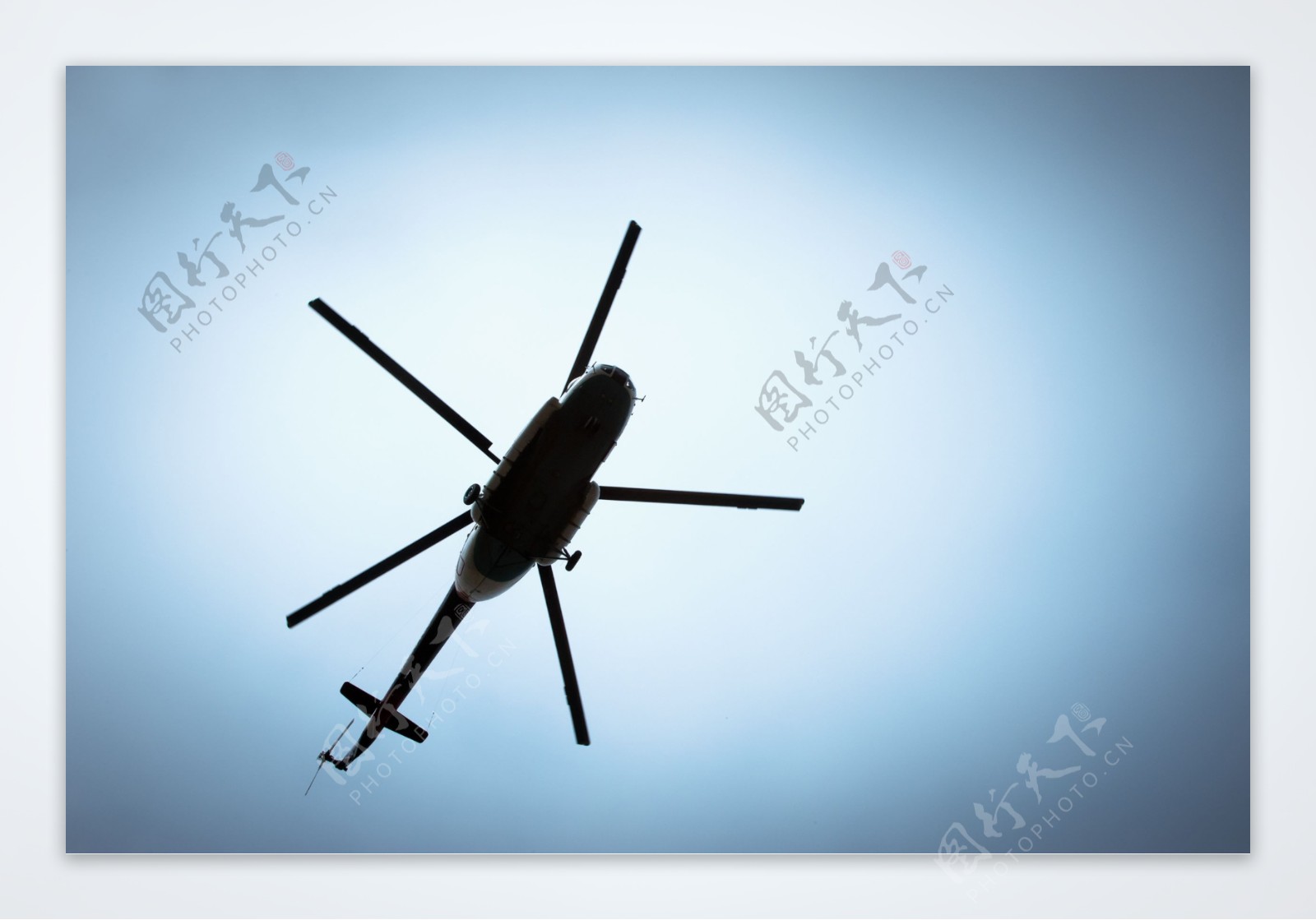 蓝天下的直升机图片