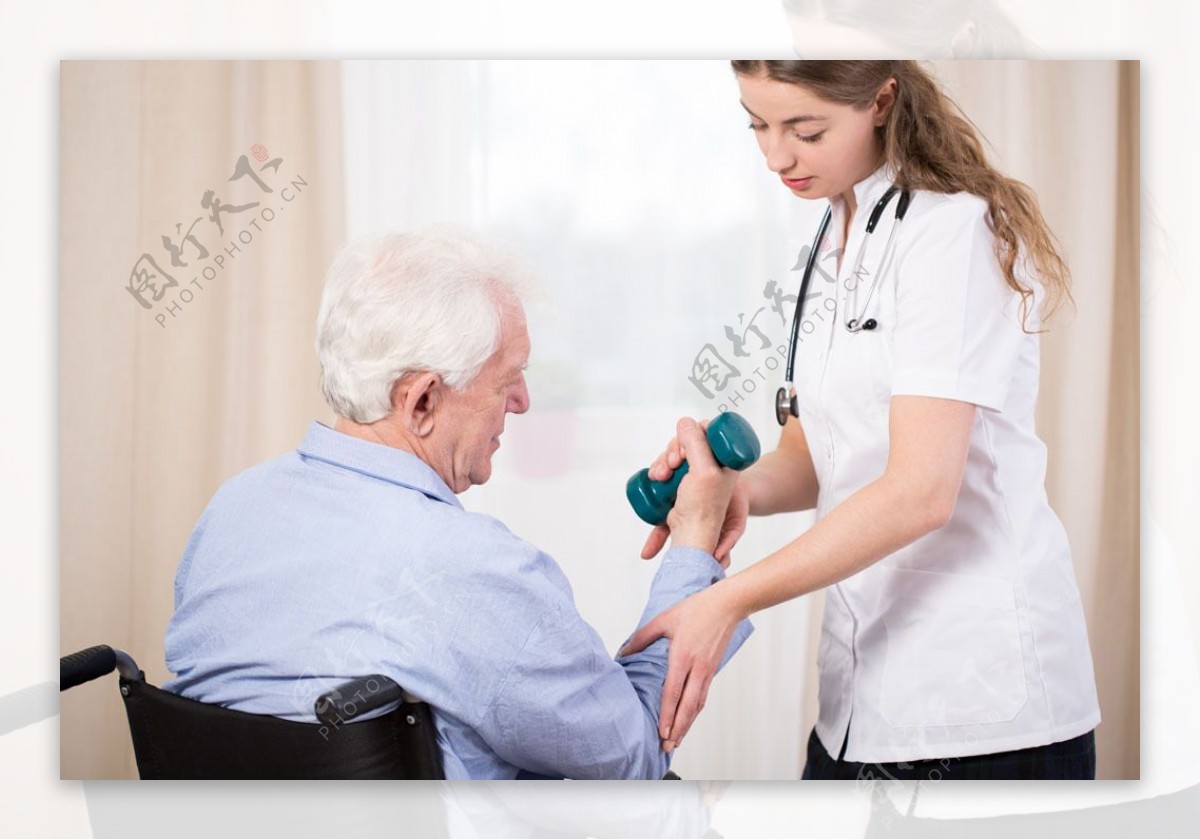 教老人病人恢复身体的护士图片