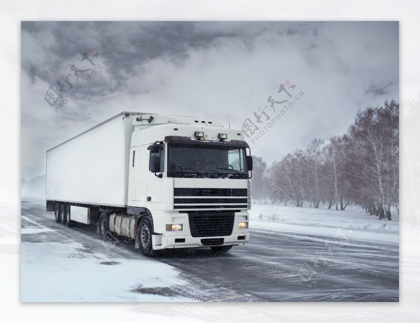 冬季公路上行驶的大卡车图片