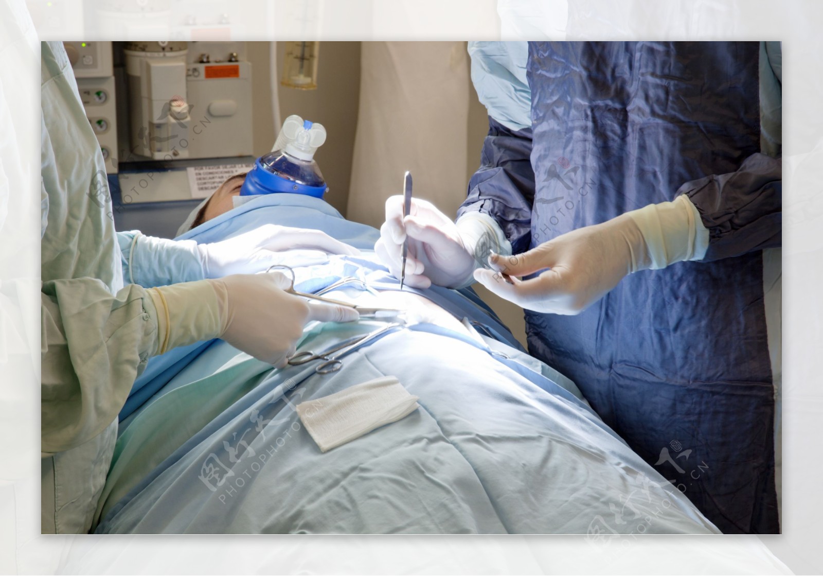 手术室给病人做手术的医生图片