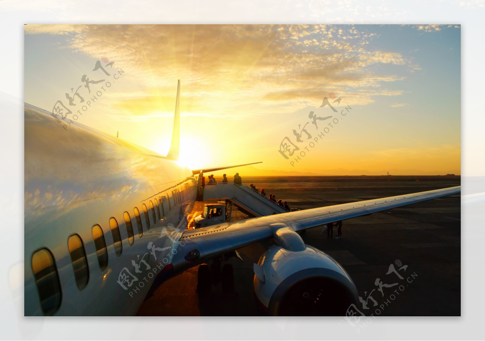 夕阳与飞机图片