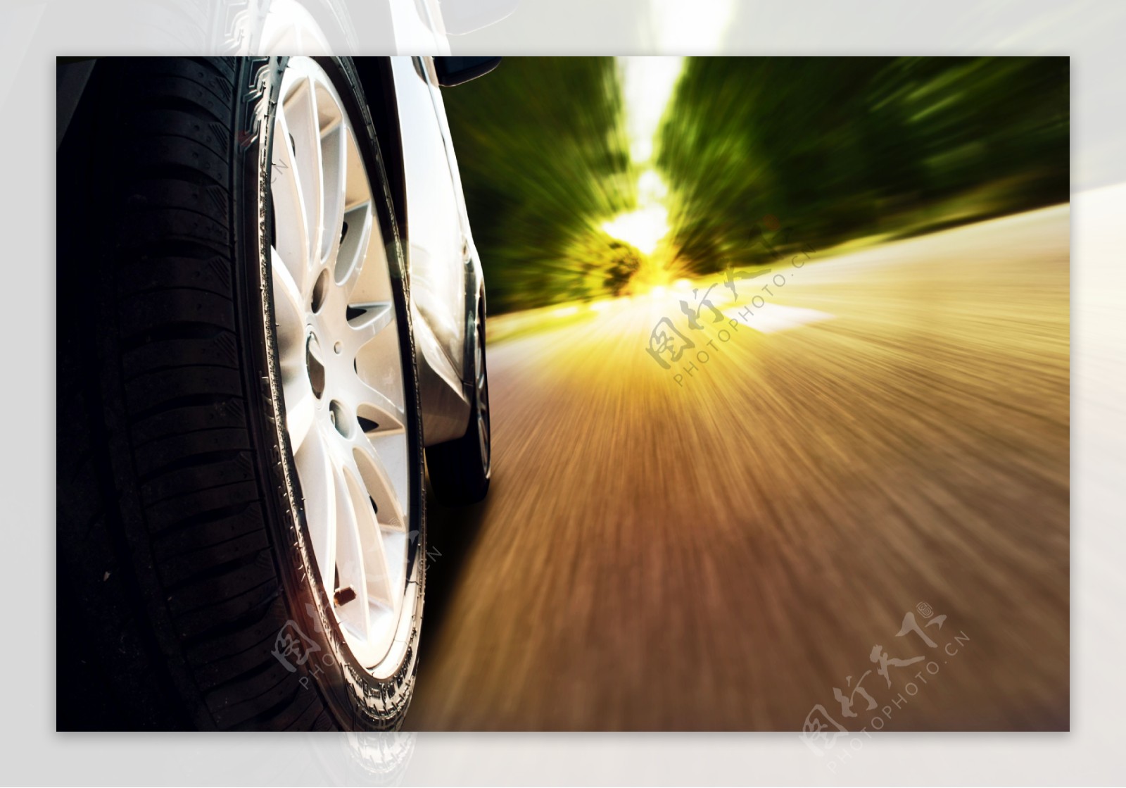 在公路上高速行驶的车轮图片图片