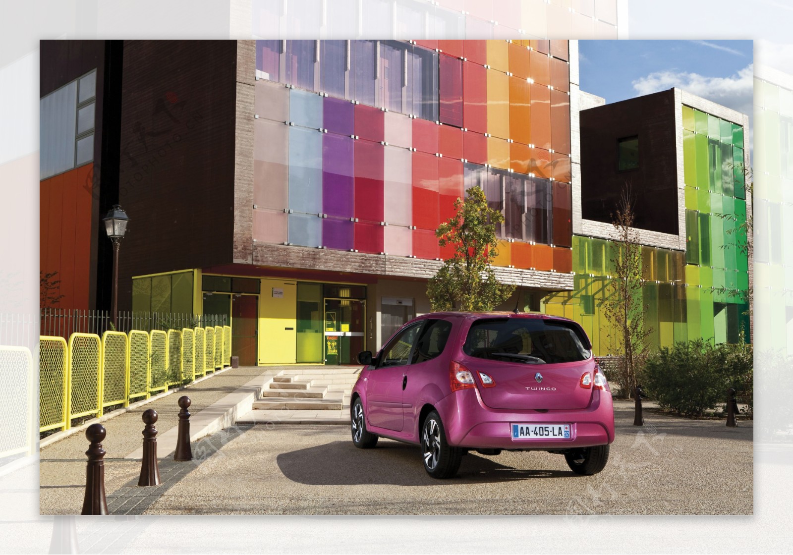 建筑与粉色轿车图片