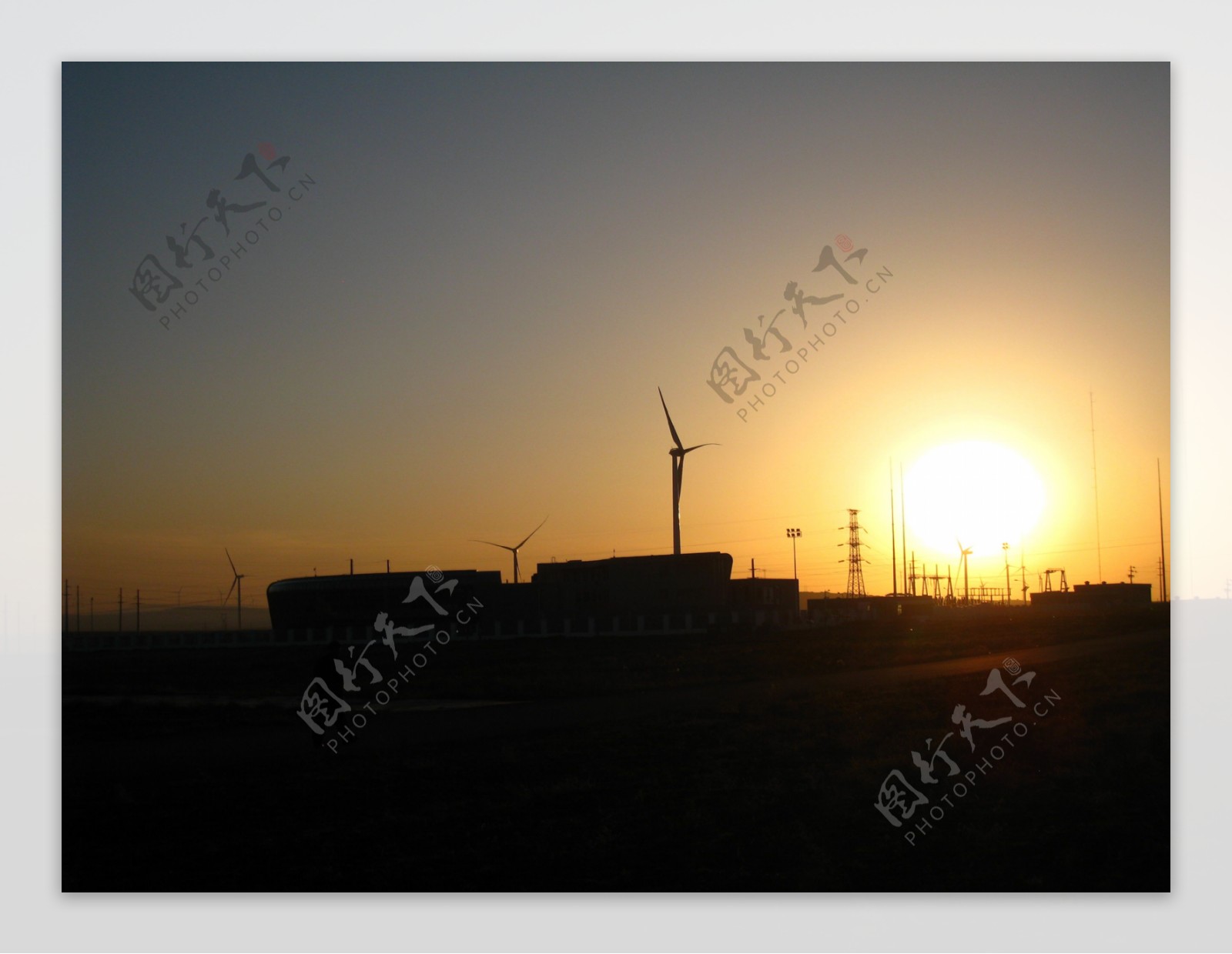 夕阳下的风电站图片