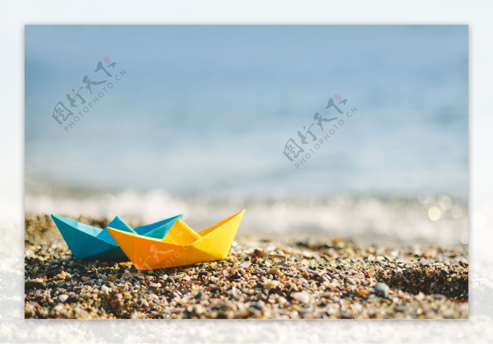 沙滩上的纸船