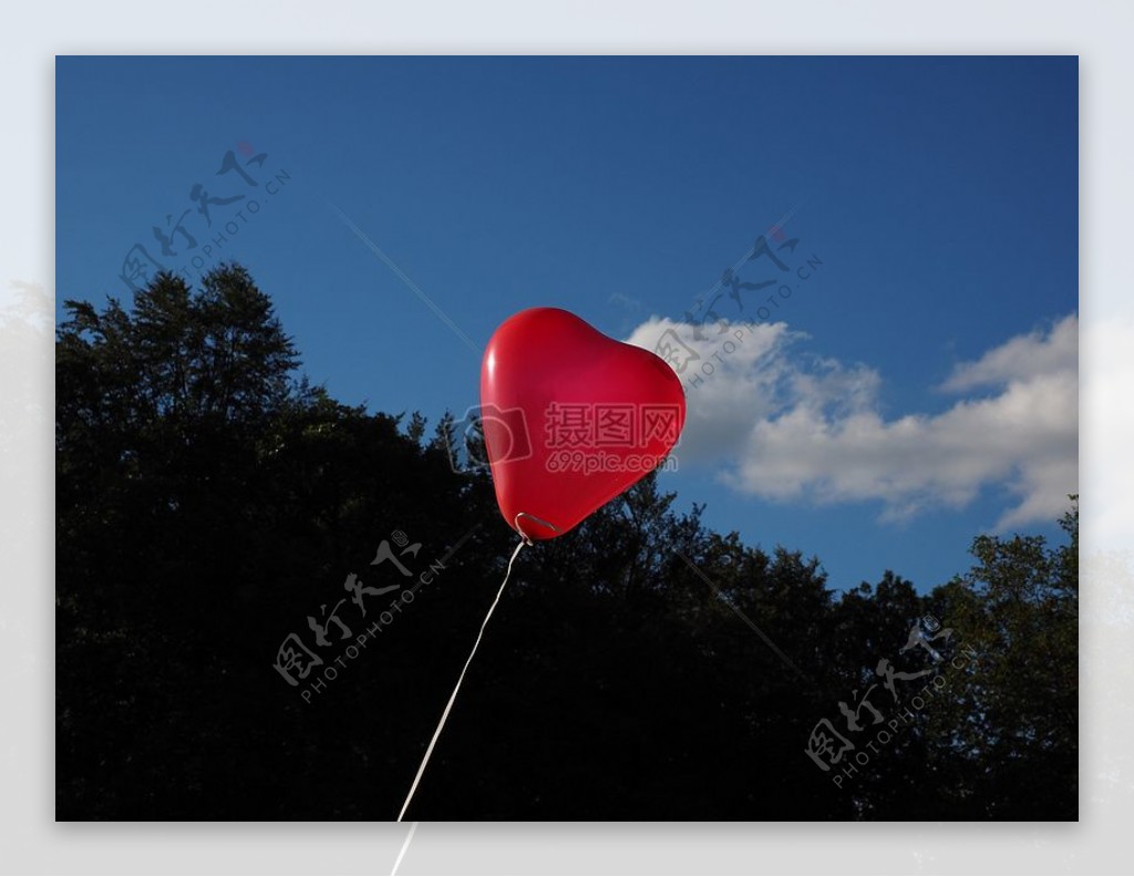 红色的心形气球