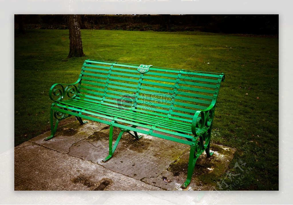 公园中绿色长椅