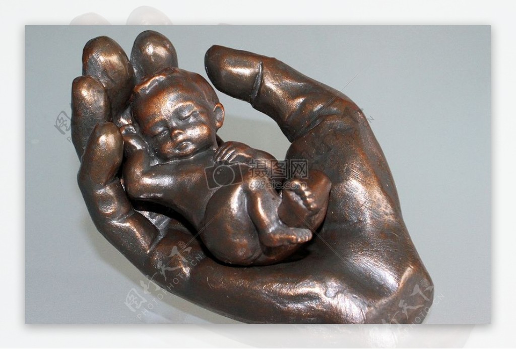 手掌中的婴儿雕塑
