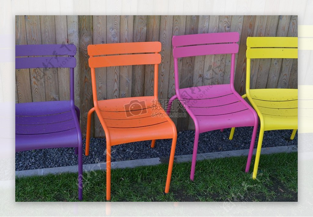 不同颜色的椅子