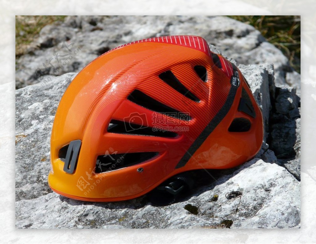 岩石上的橙色头盔