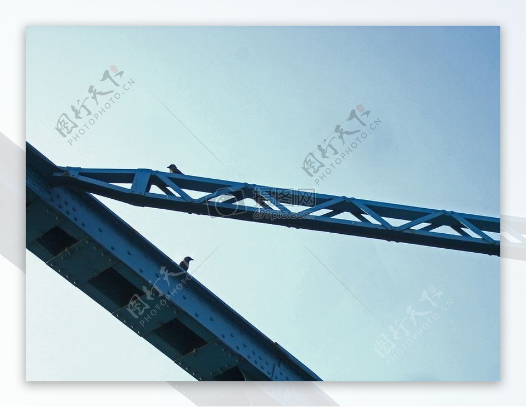 蓝天下的金属铁桥