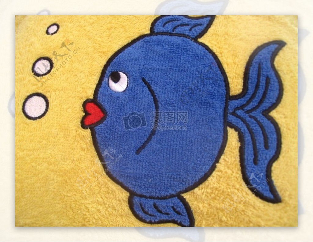 毛巾上的蓝色小鱼
