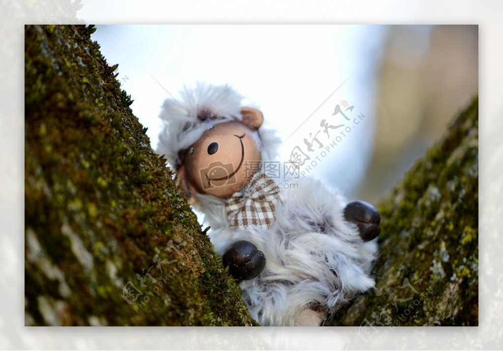 树上的羊玩偶