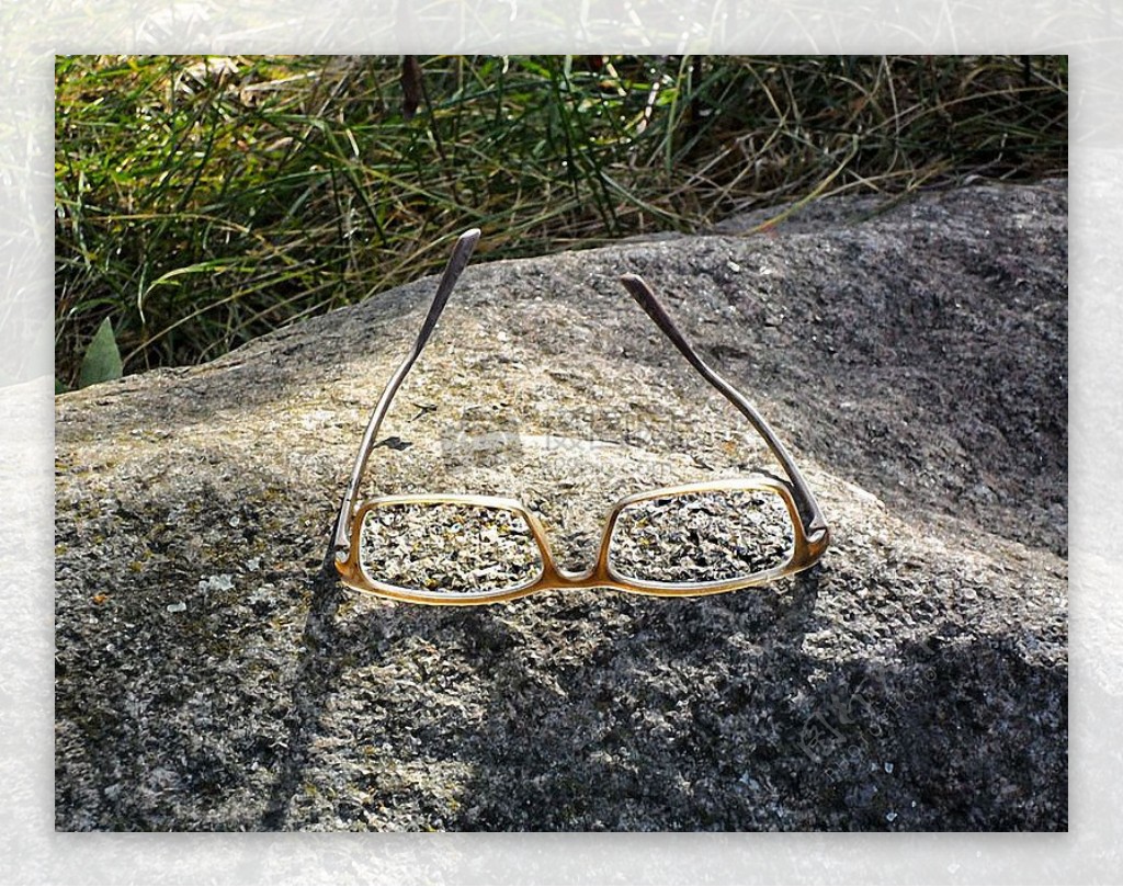 石头上的眼镜