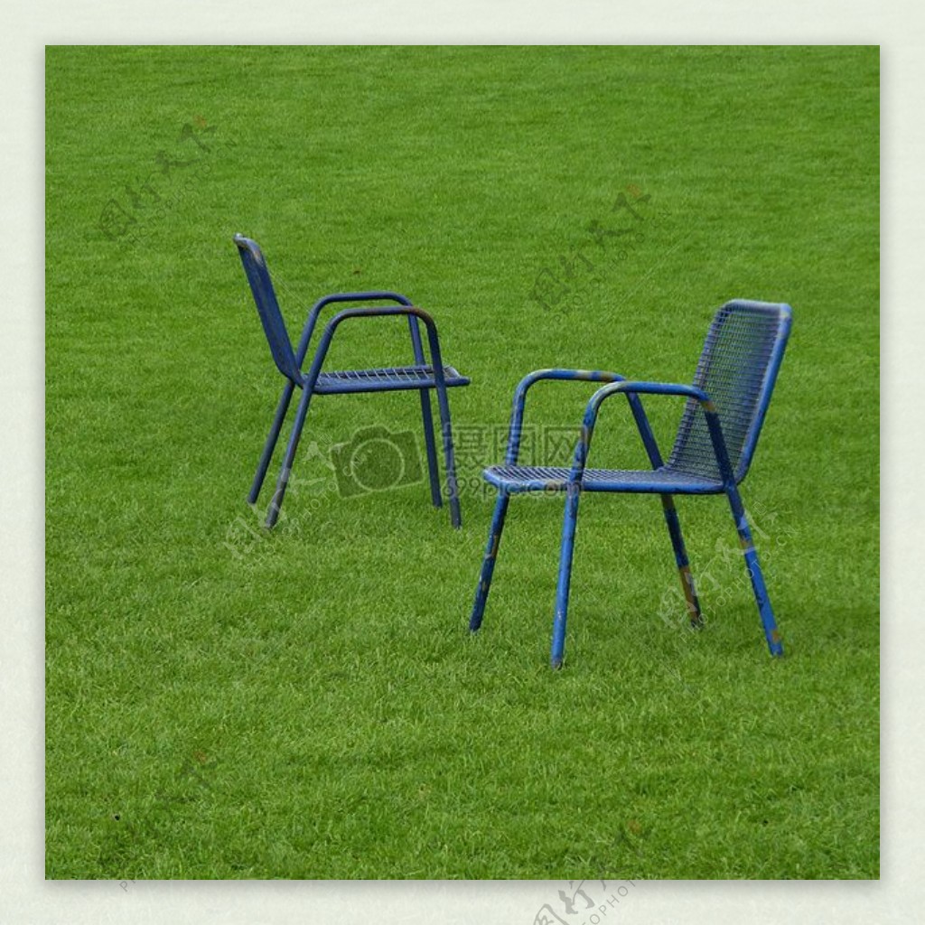 草地上的椅子