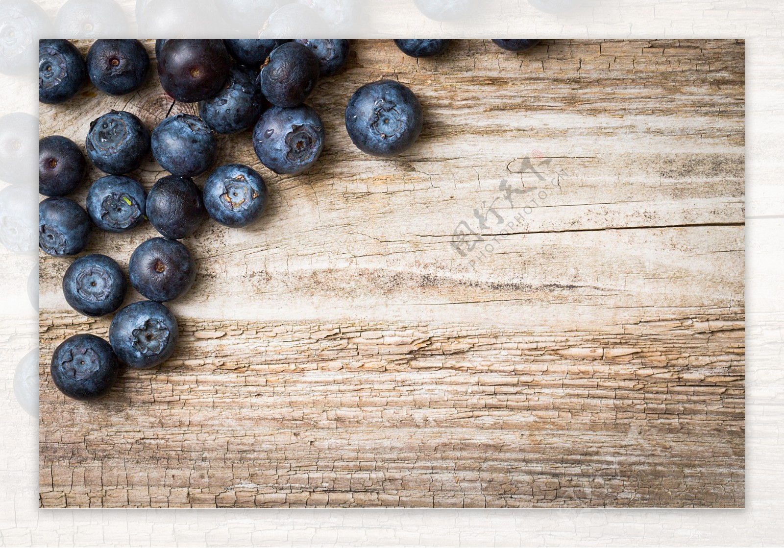 木板背景与新鲜蓝莓
