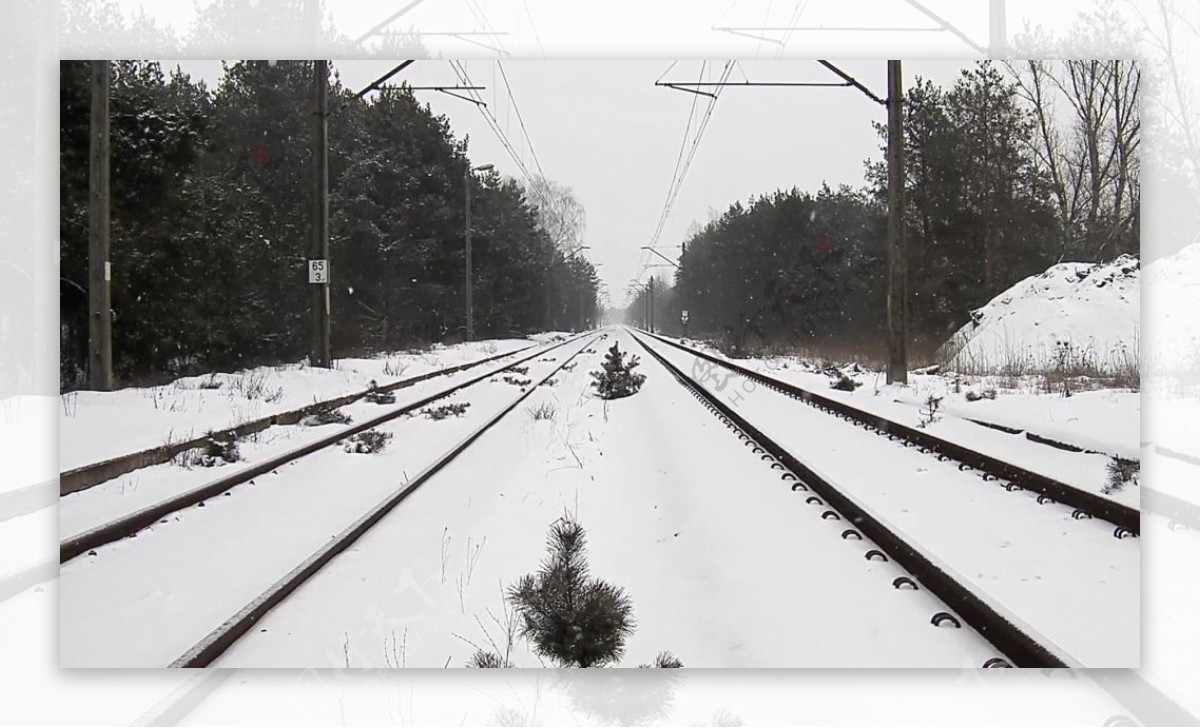 冬天大雪纷纷落在火车道上视频实拍素材
