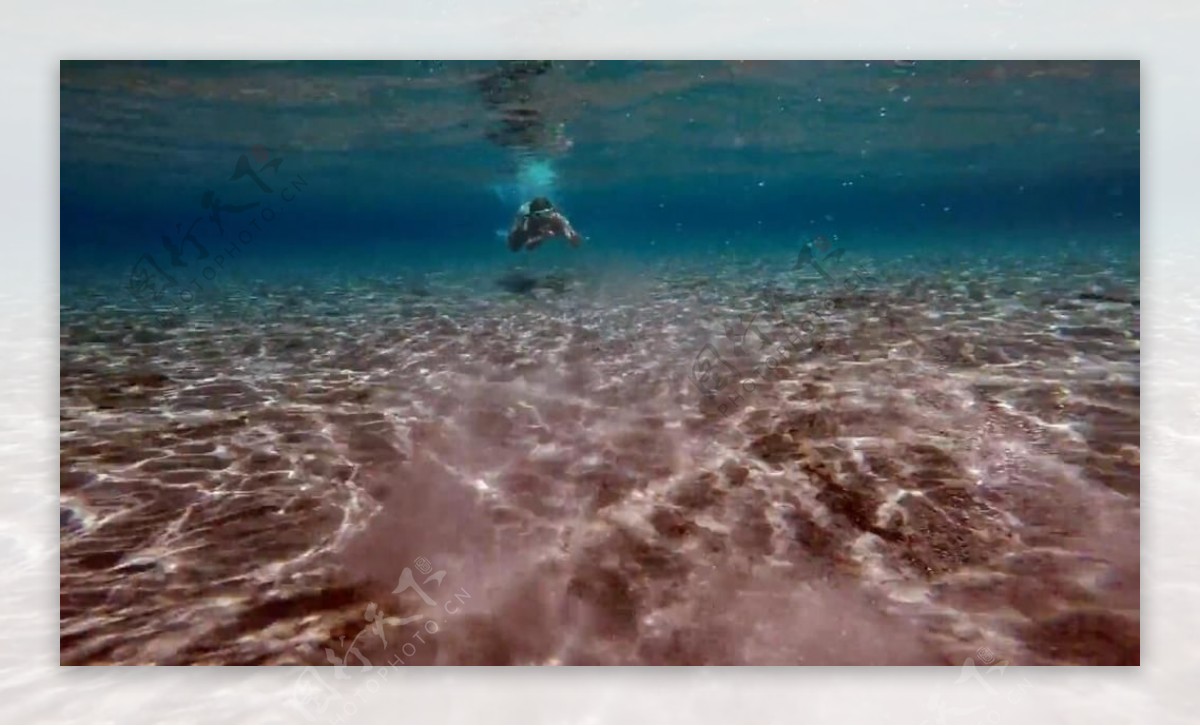 实拍海底游泳的人视频素材