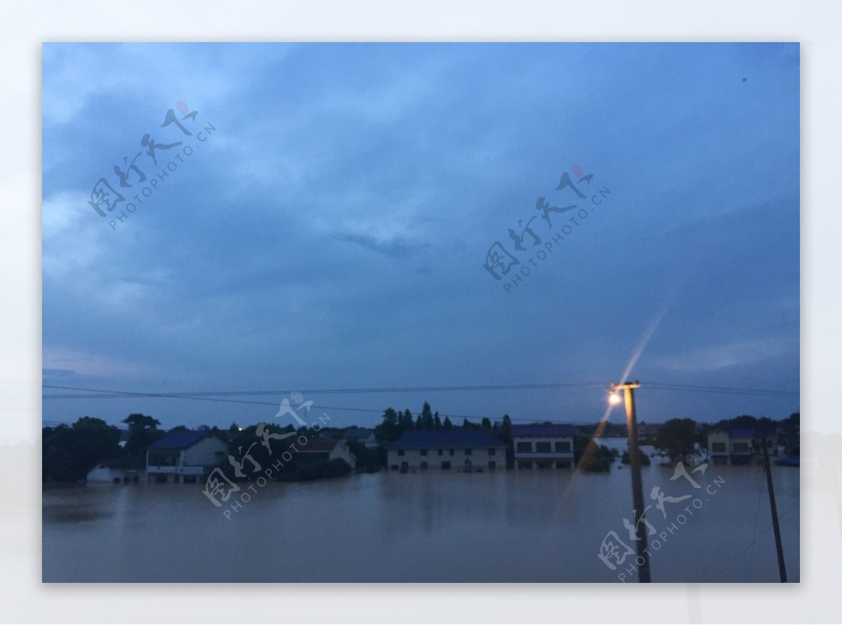 鄱阳湖都昌站超警逼近历史最高水位，全县64座圩堤陆续进洪